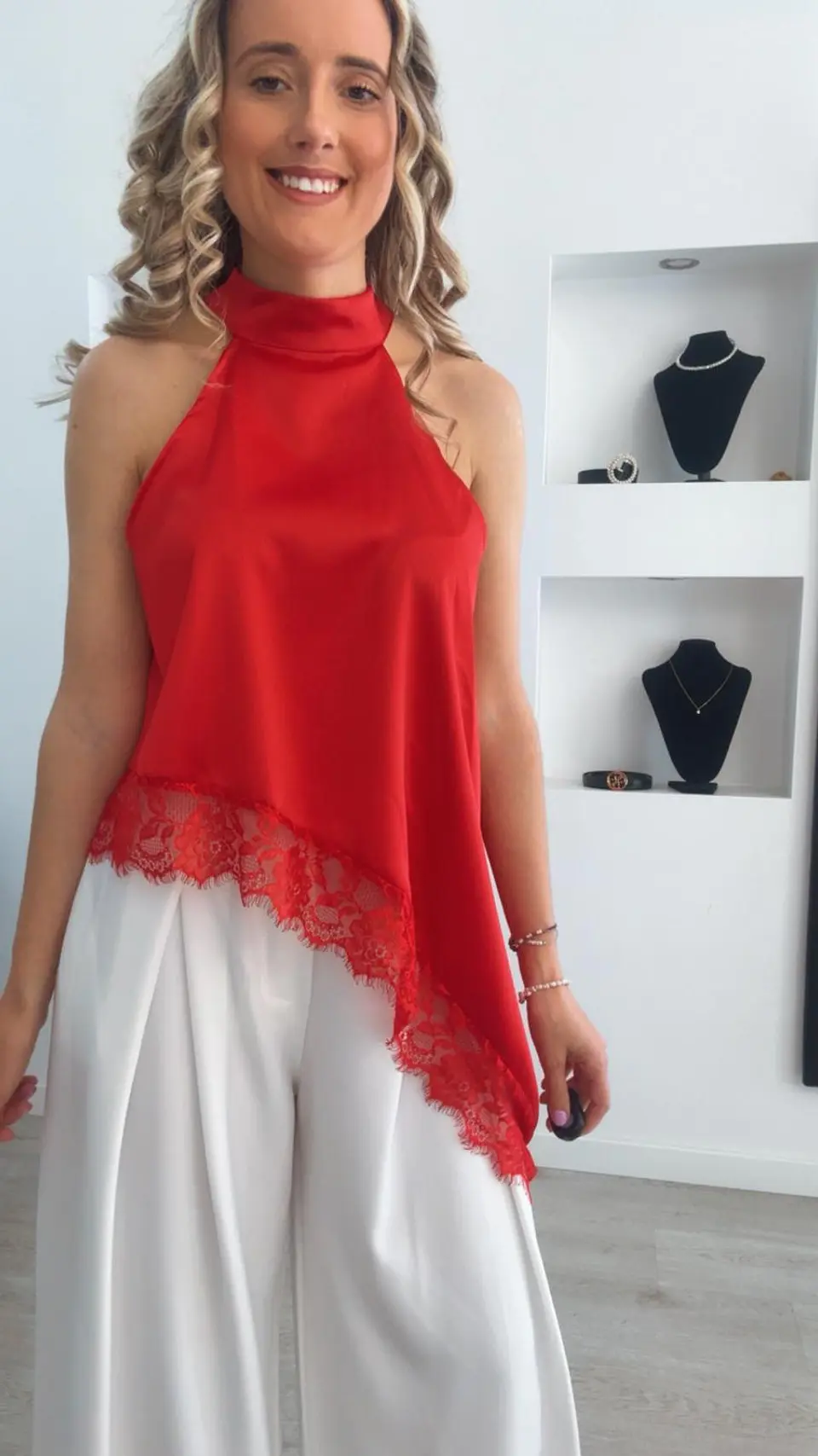 Blusa em cetim com detalhe de renda em baixo - TU 2