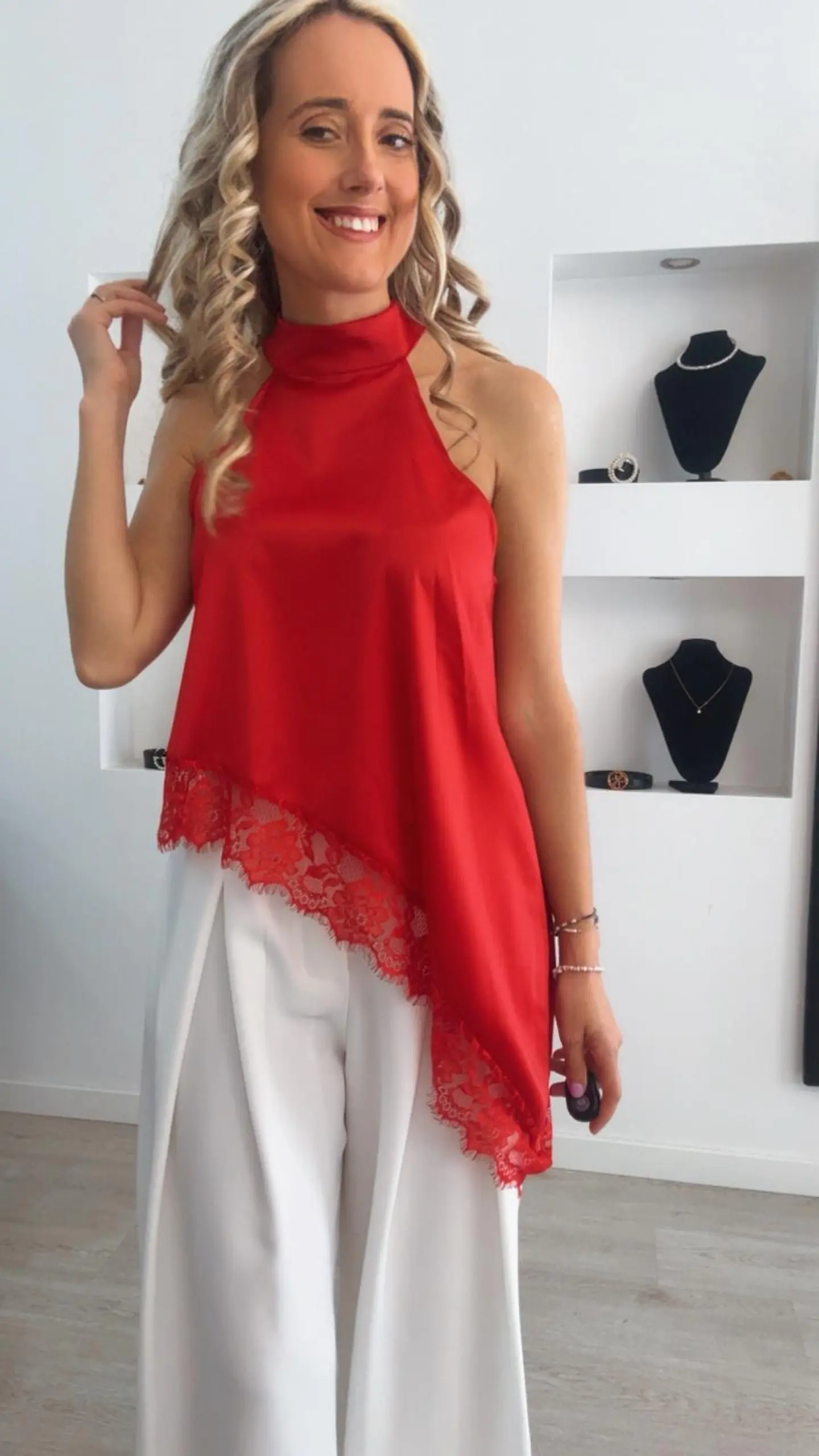 Blusa em cetim com detalhe de renda em baixo - TU 4