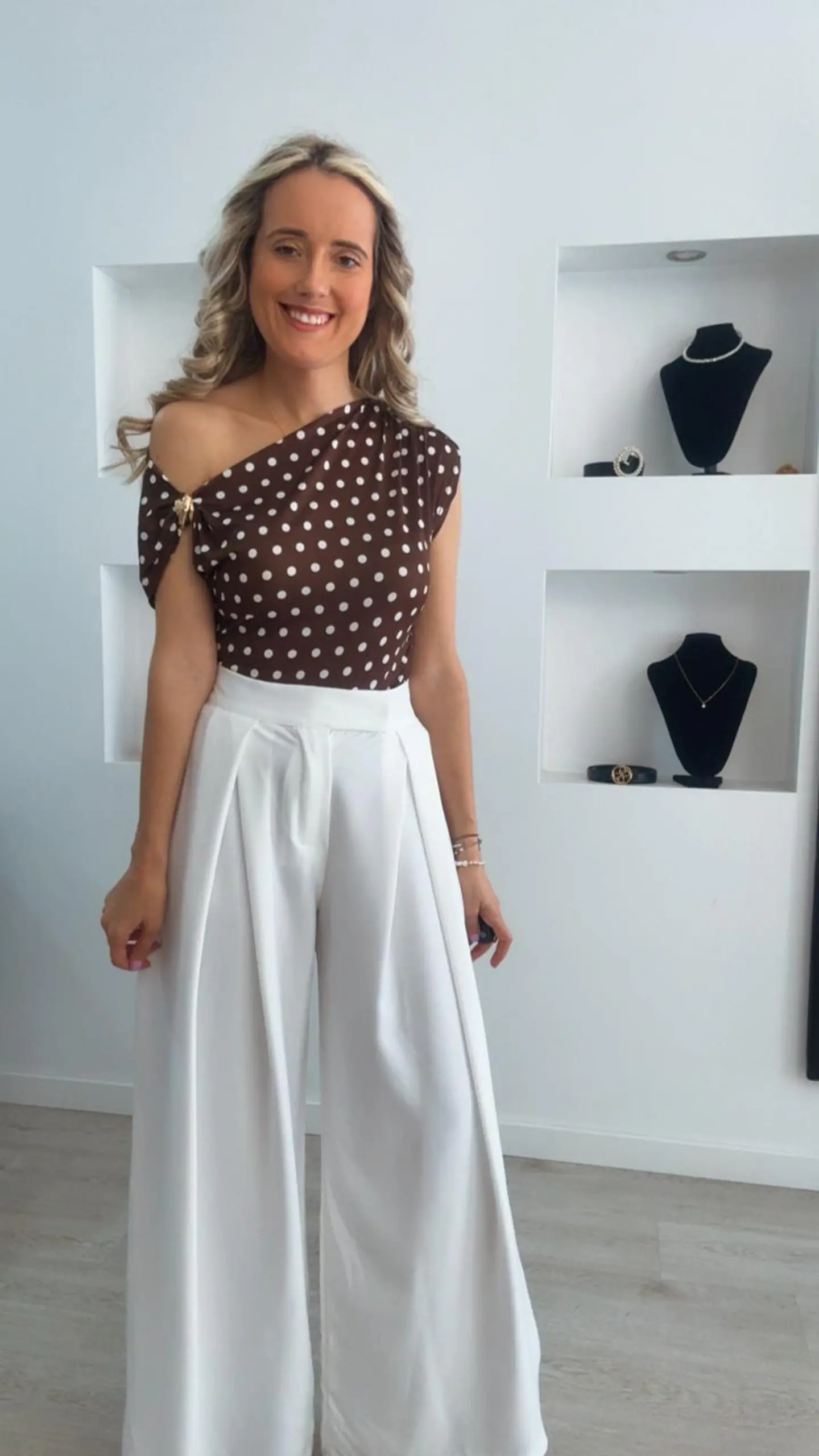 Camisola com bolinhas e detalhe dourado na manga - TU 2