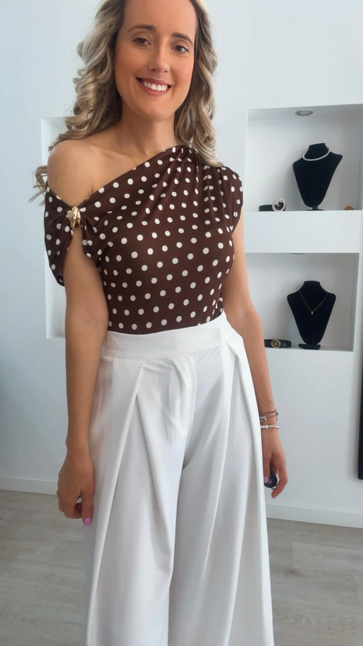 Camisola com bolinhas e detalhe dourado na manga - TU 3