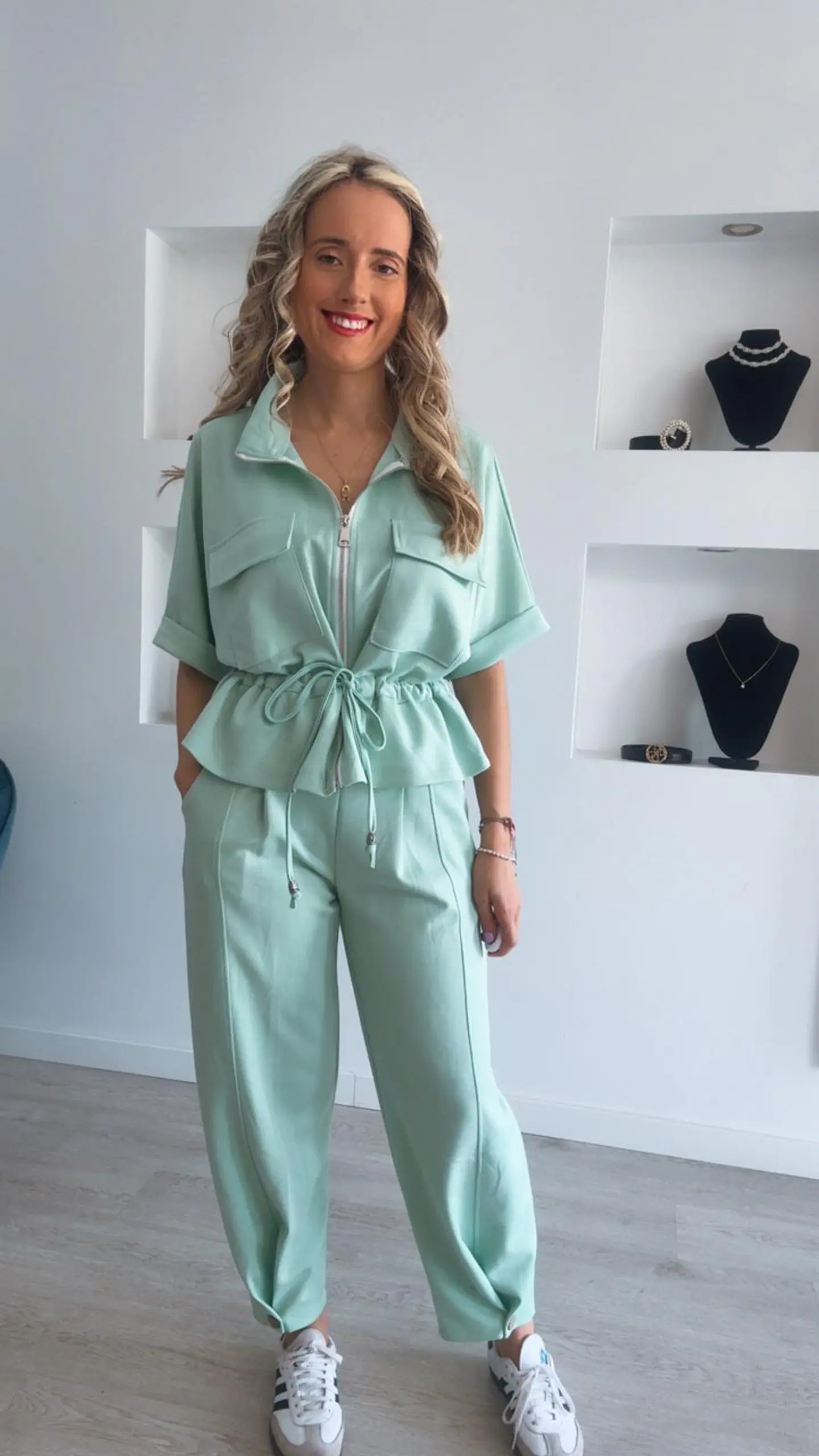 Conjunto de manga curta com detalhe de botão na calça e ajustável na cinta - TU 13