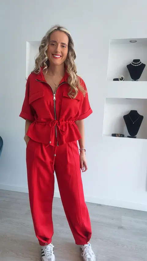 Conjunto de manga curta com detalhe de botão na calça e ajustável na cinta - TU