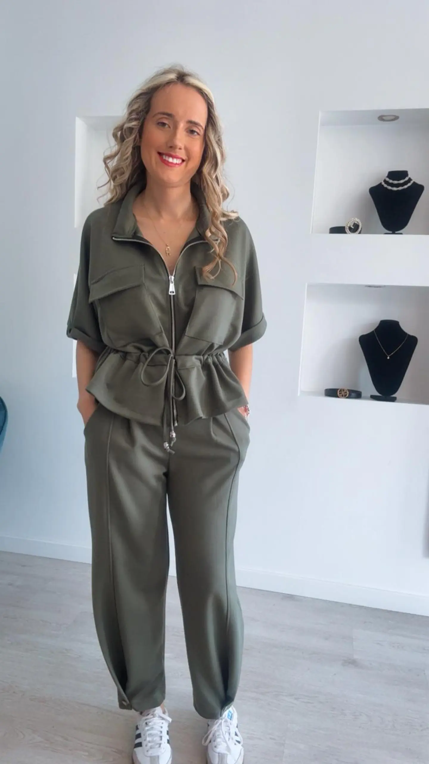 Conjunto de manga curta com detalhe de botão na calça e ajustável na cinta - TU 4