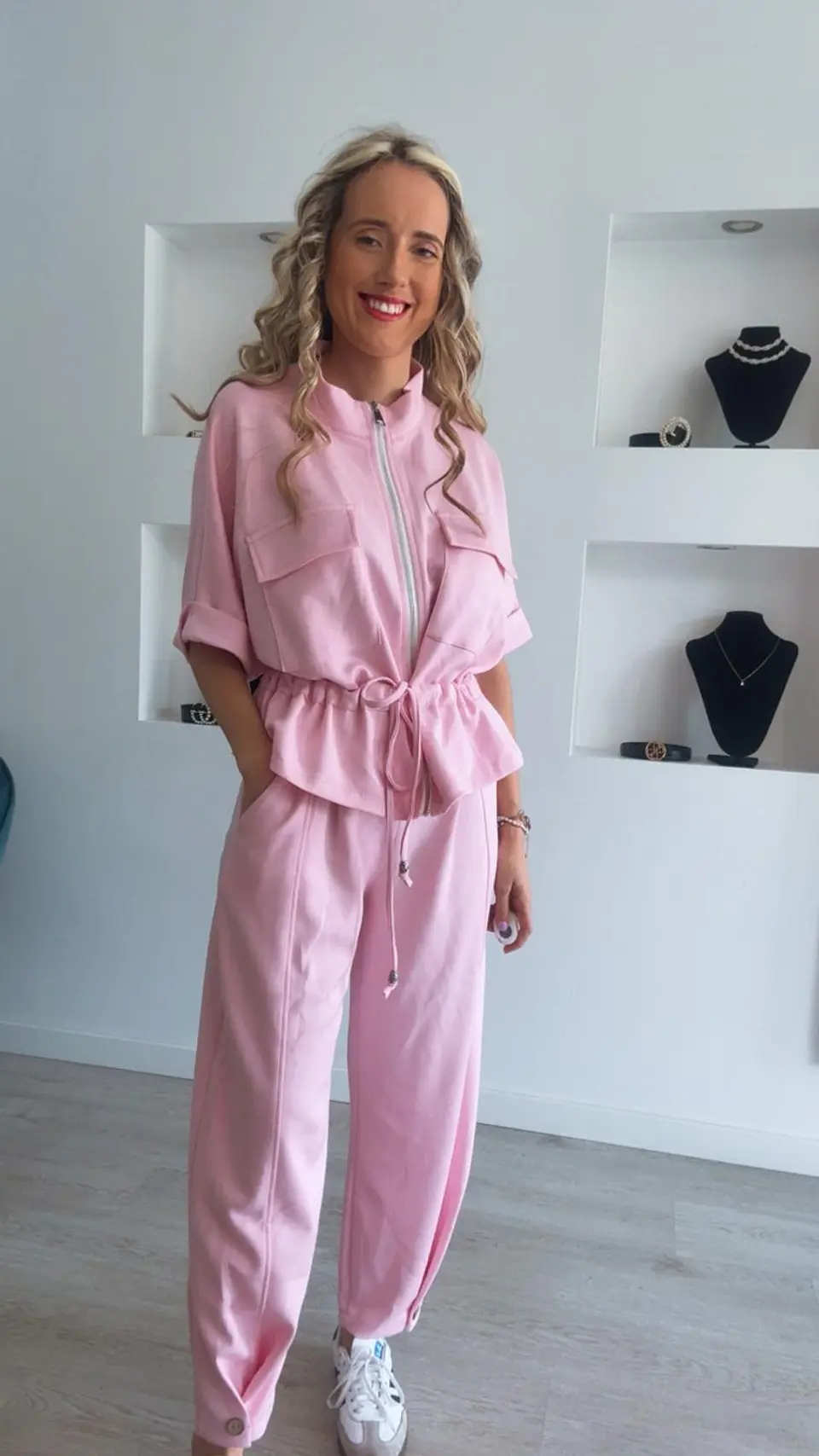 Conjunto de manga curta com detalhe de botão na calça e ajustável na cinta - TU 19