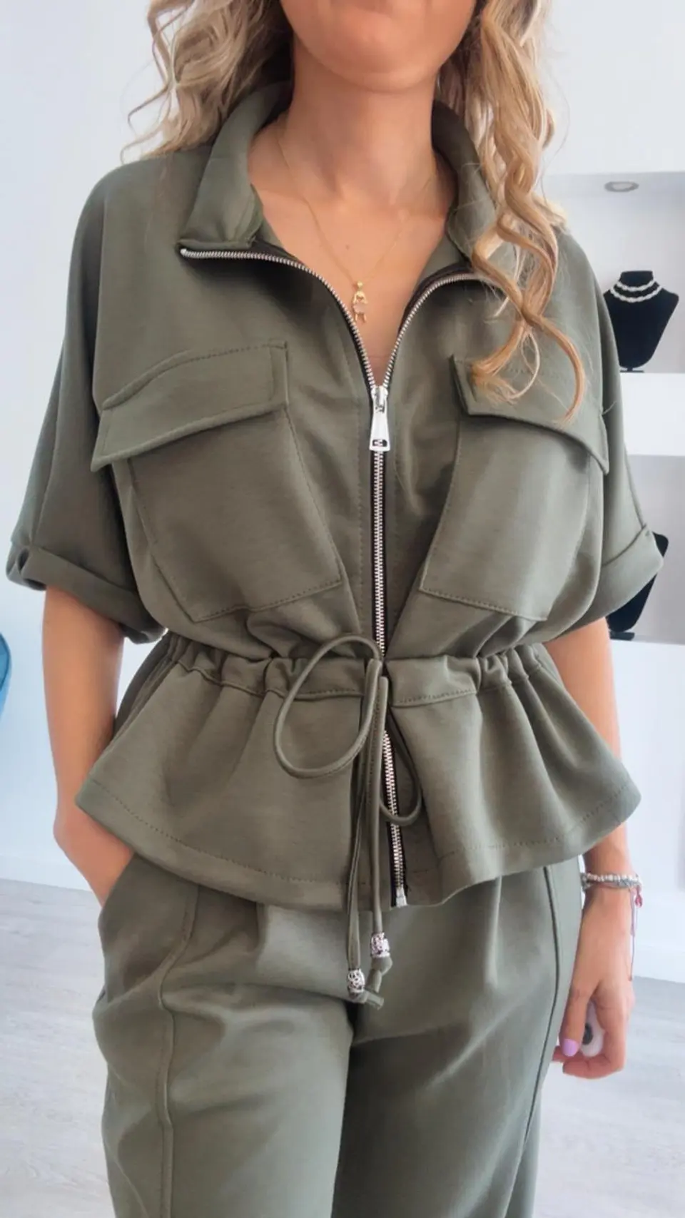 Conjunto de manga curta com detalhe de botão na calça e ajustável na cinta - TU 8