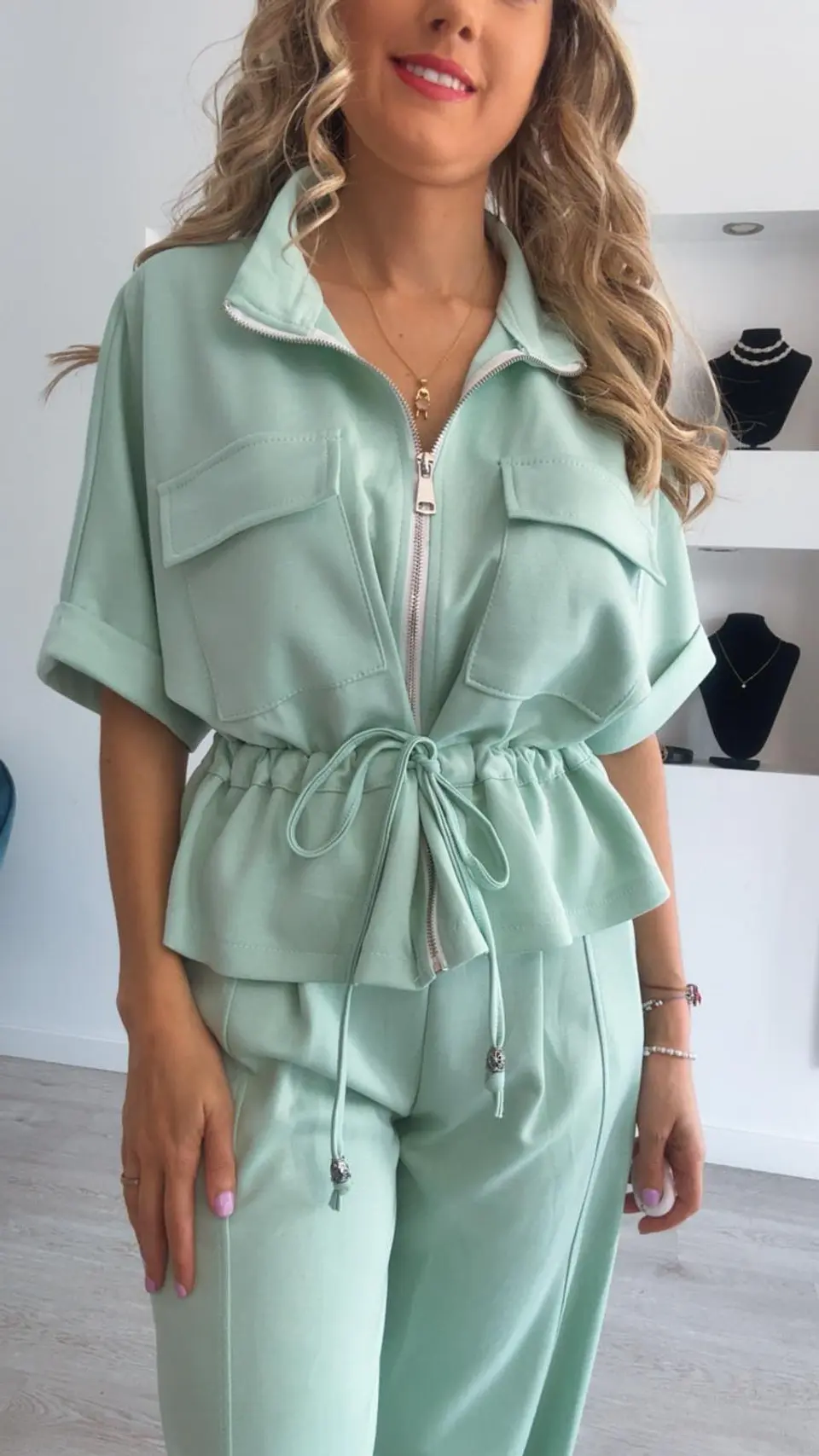 Conjunto de manga curta com detalhe de botão na calça e ajustável na cinta - TU 14