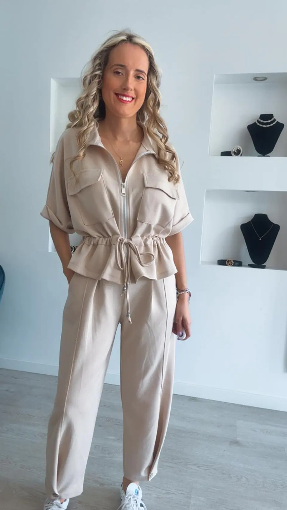 Conjunto de manga curta com detalhe de botão na calça e ajustável na cinta - TU 16