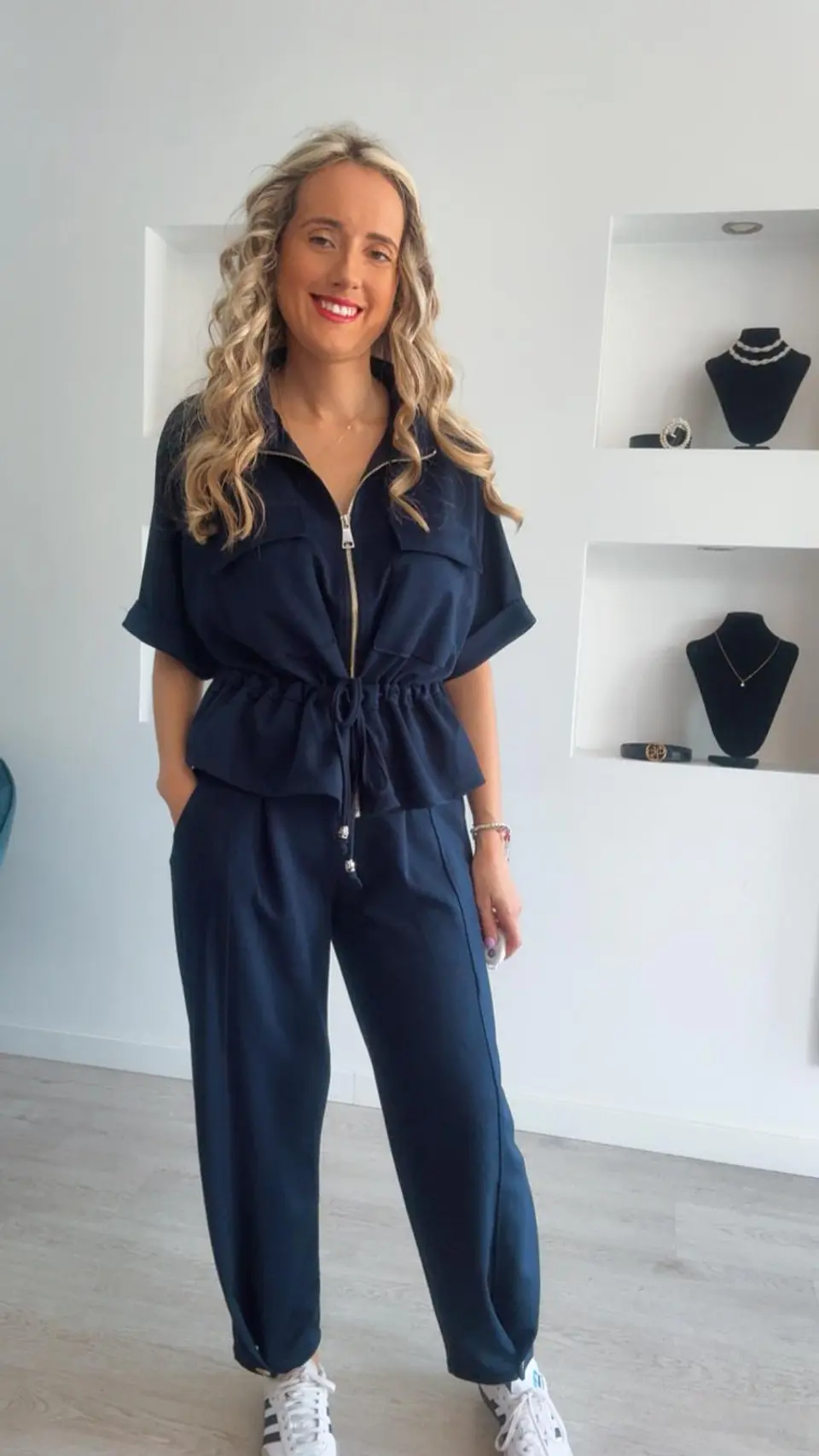 Conjunto de manga curta com detalhe de botão na calça e ajustável na cinta - TU 9