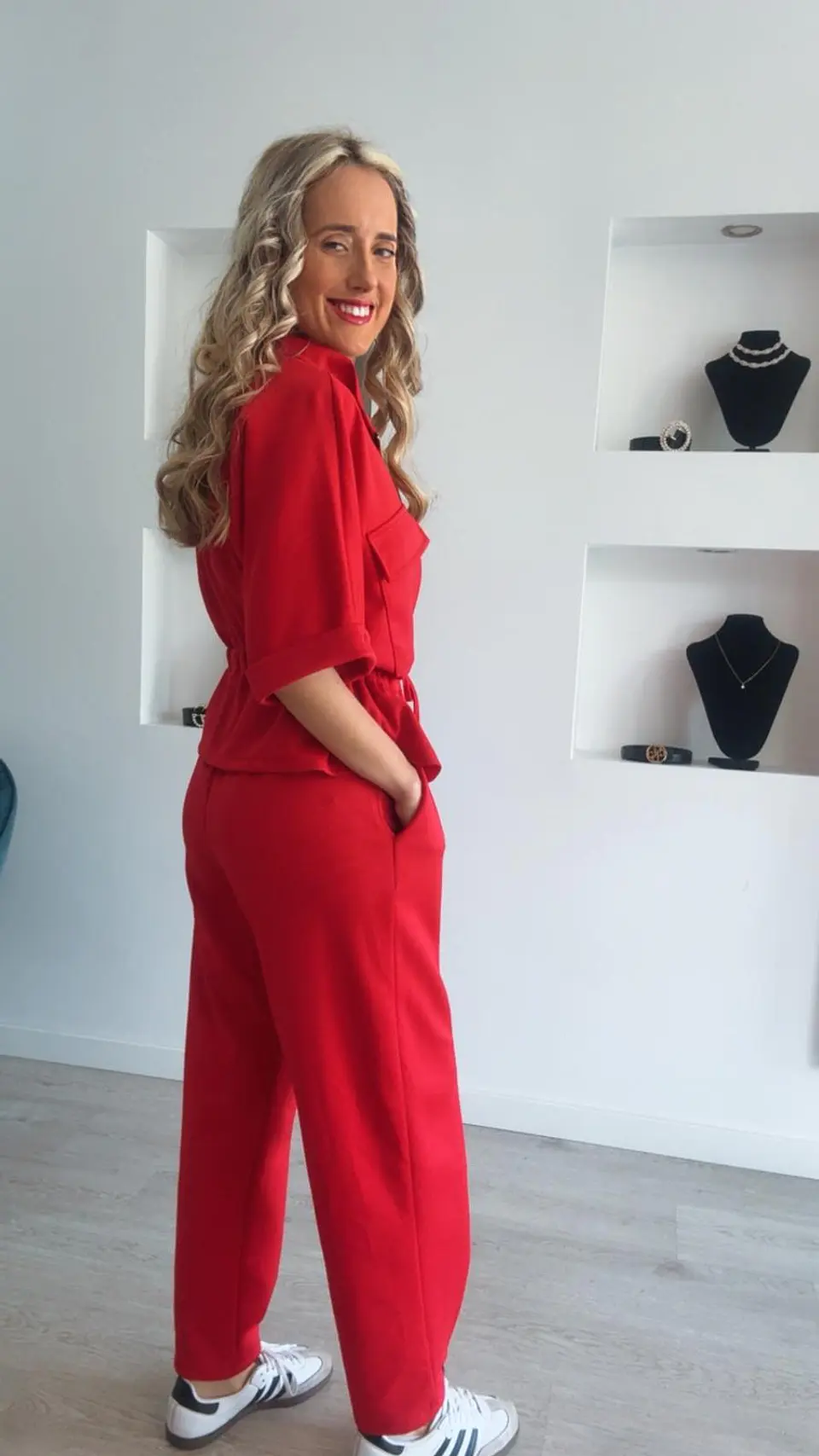 Conjunto de manga curta com detalhe de botão na calça e ajustável na cinta - TU 2