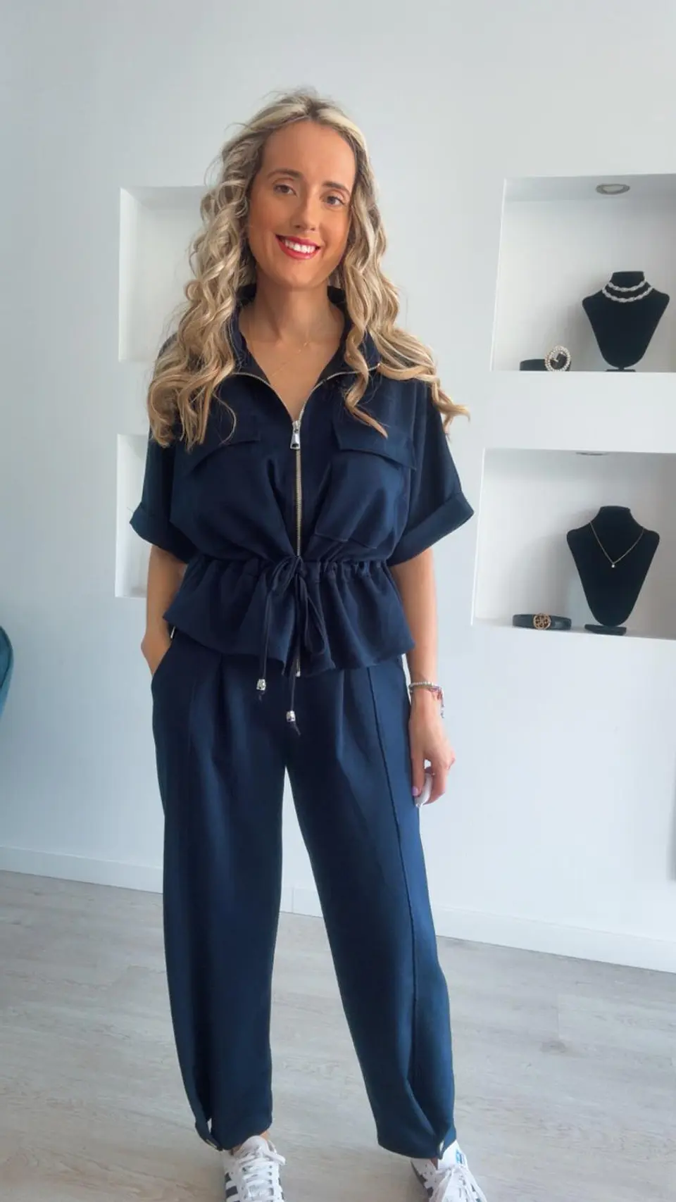 Conjunto de manga curta com detalhe de botão na calça e ajustável na cinta - TU 12