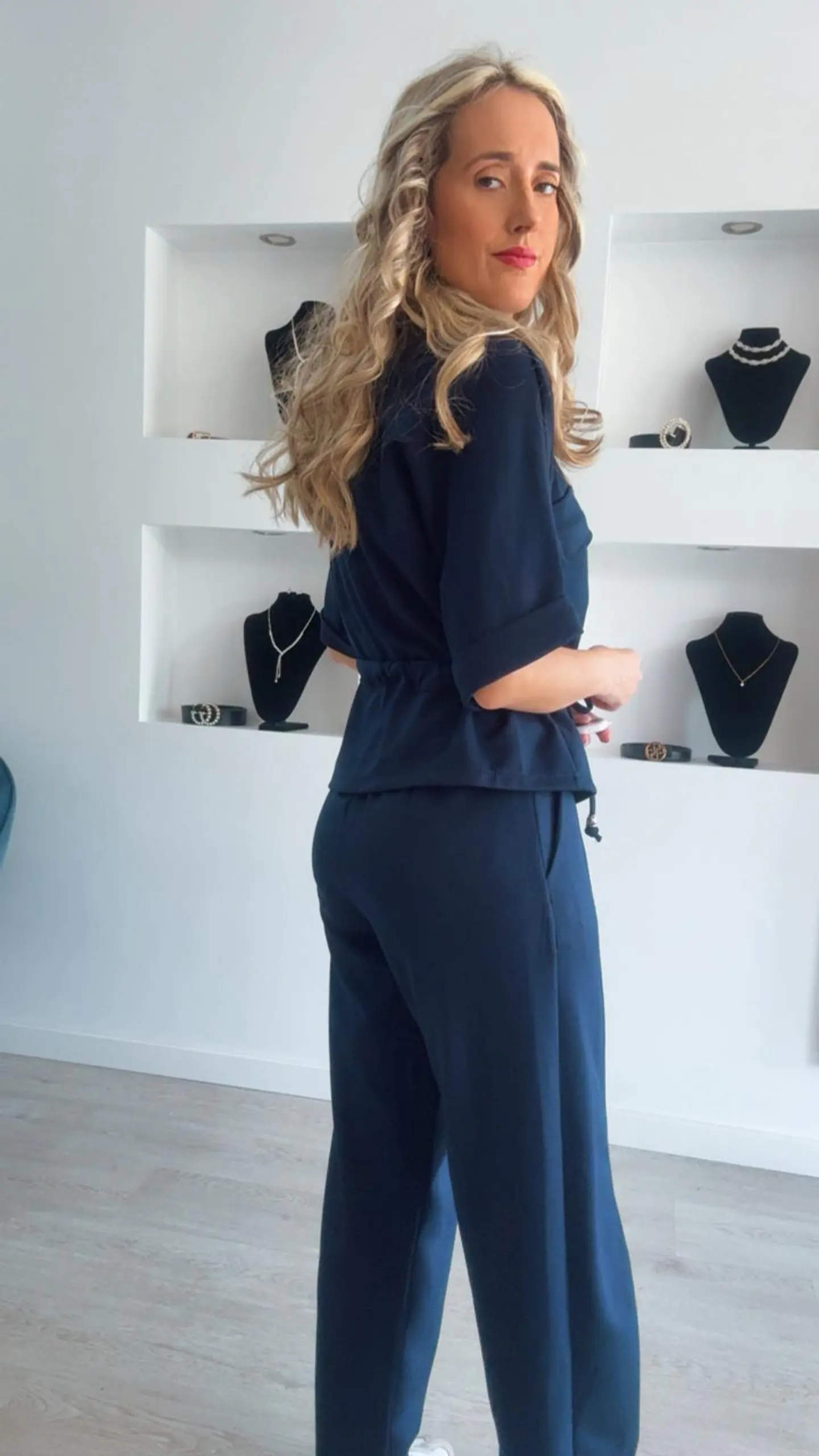 Conjunto de manga curta com detalhe de botão na calça e ajustável na cinta - TU 10