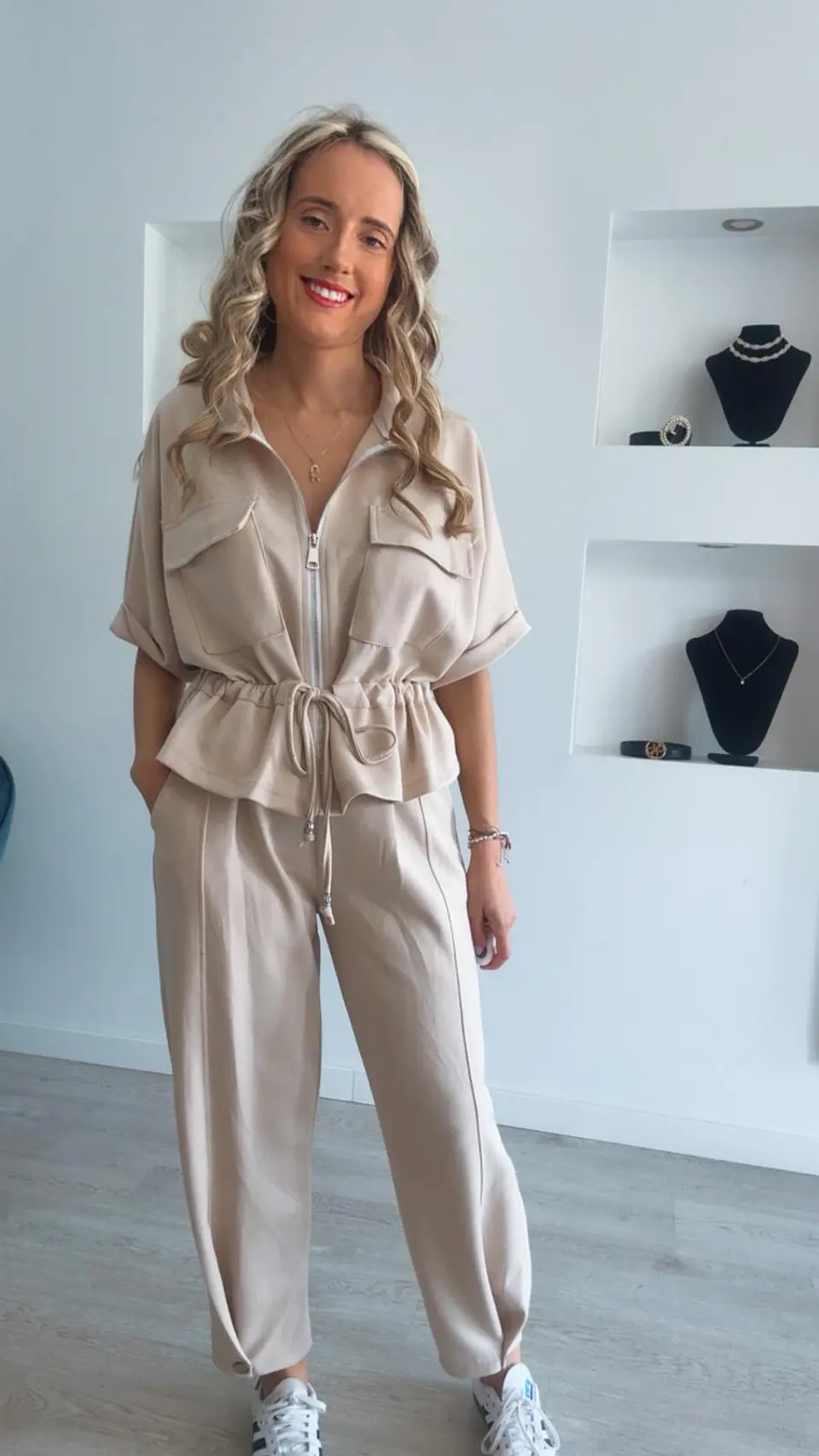 Conjunto de manga curta com detalhe de botão na calça e ajustável na cinta - TU 18