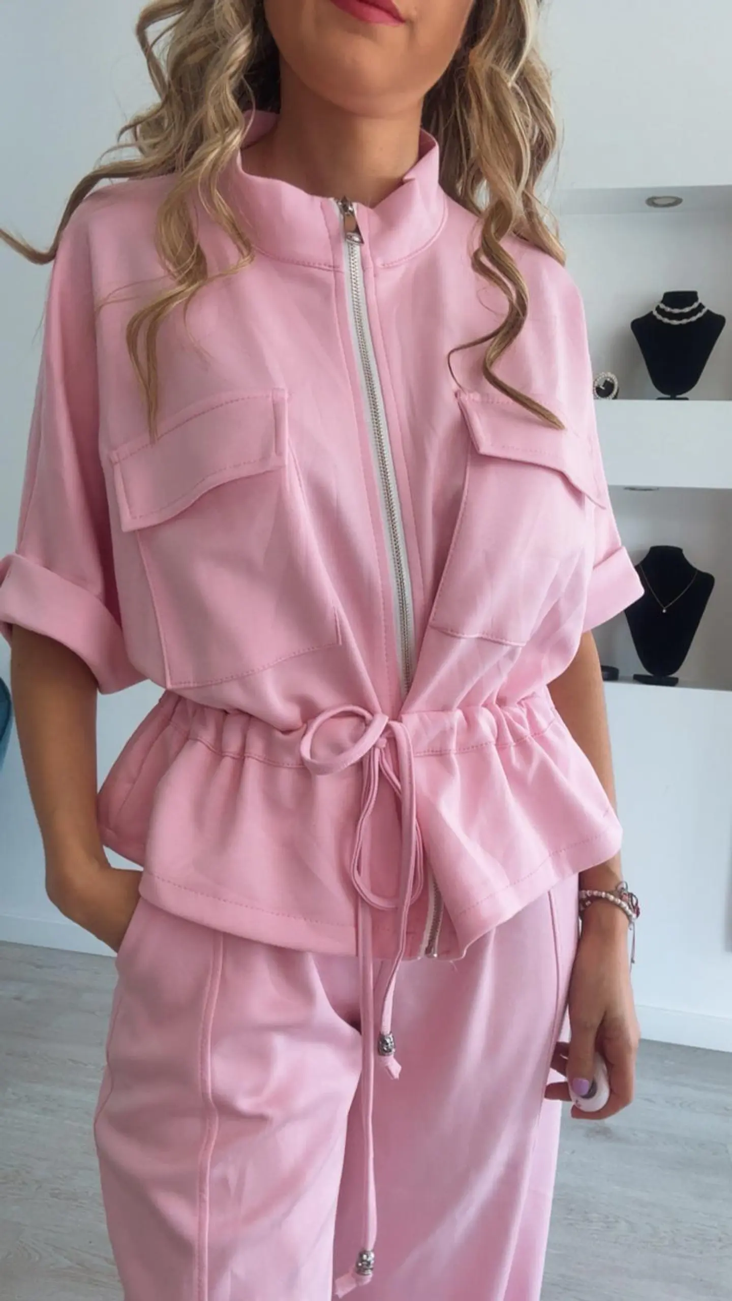 Conjunto de manga curta com detalhe de botão na calça e ajustável na cinta - TU 20