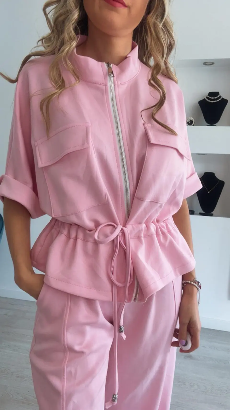 Conjunto de manga curta com detalhe de botão na calça e ajustável na cinta - TU 20