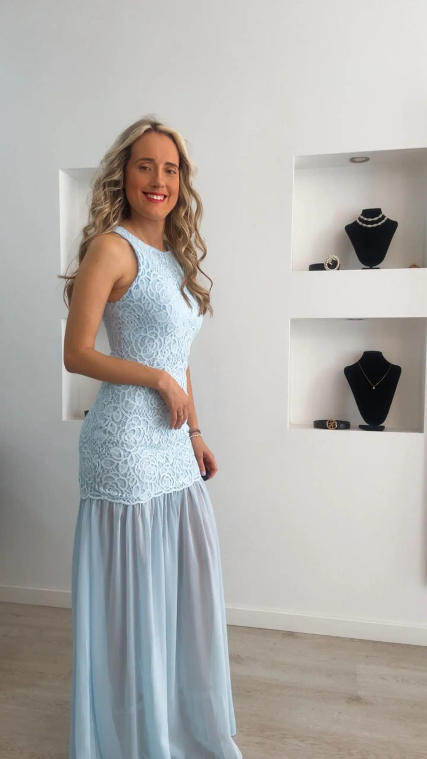 Vestido em renda com transparência nas pernas 4