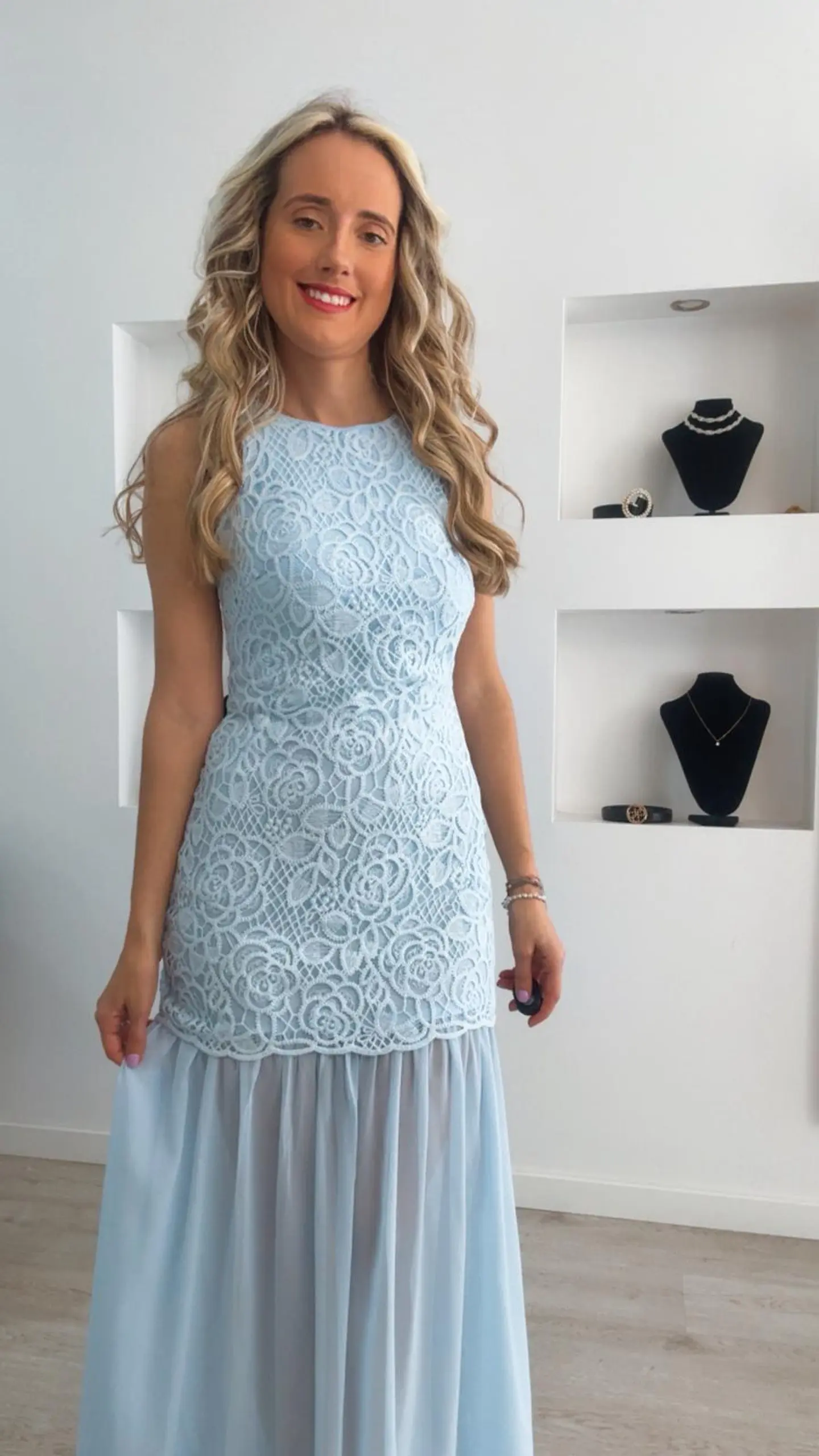 Vestido em renda com transparência nas pernas 5