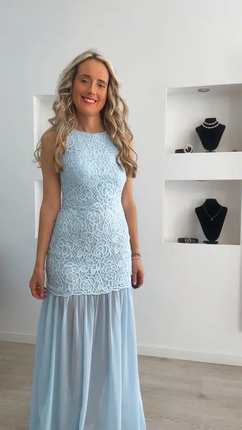 Vestido em renda com transparência nas pernas