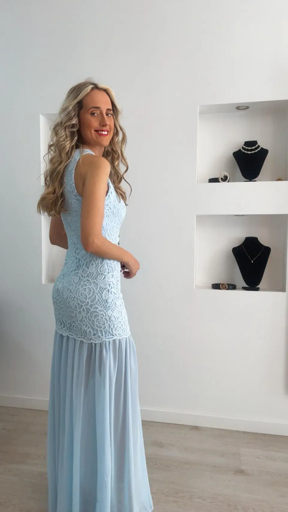 Vestido em renda com transparência nas pernas 2