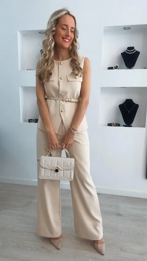 Fato de colete e calça com cinto e botões dourados