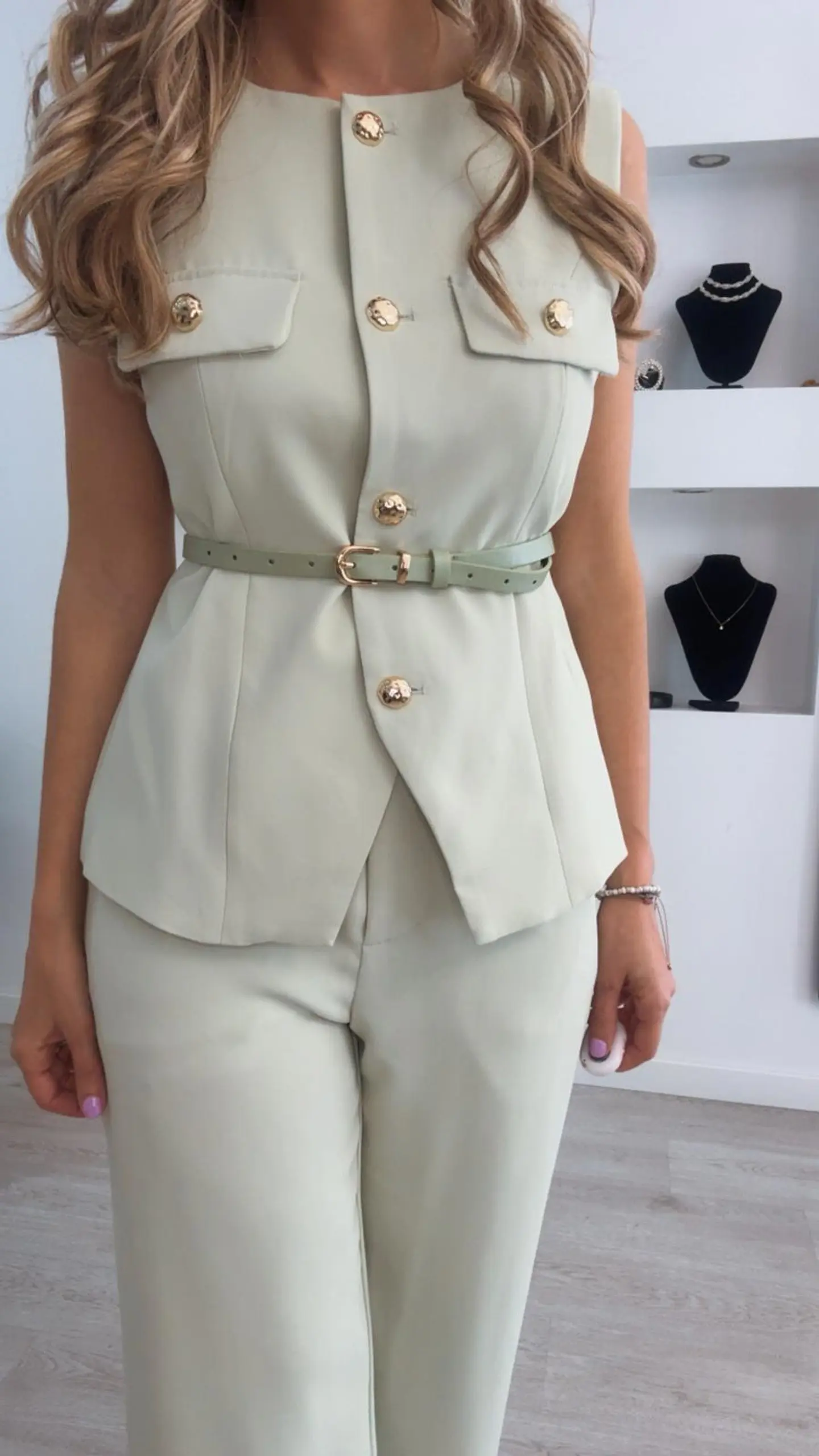 Fato de colete e calça com cinto e botões dourados 12
