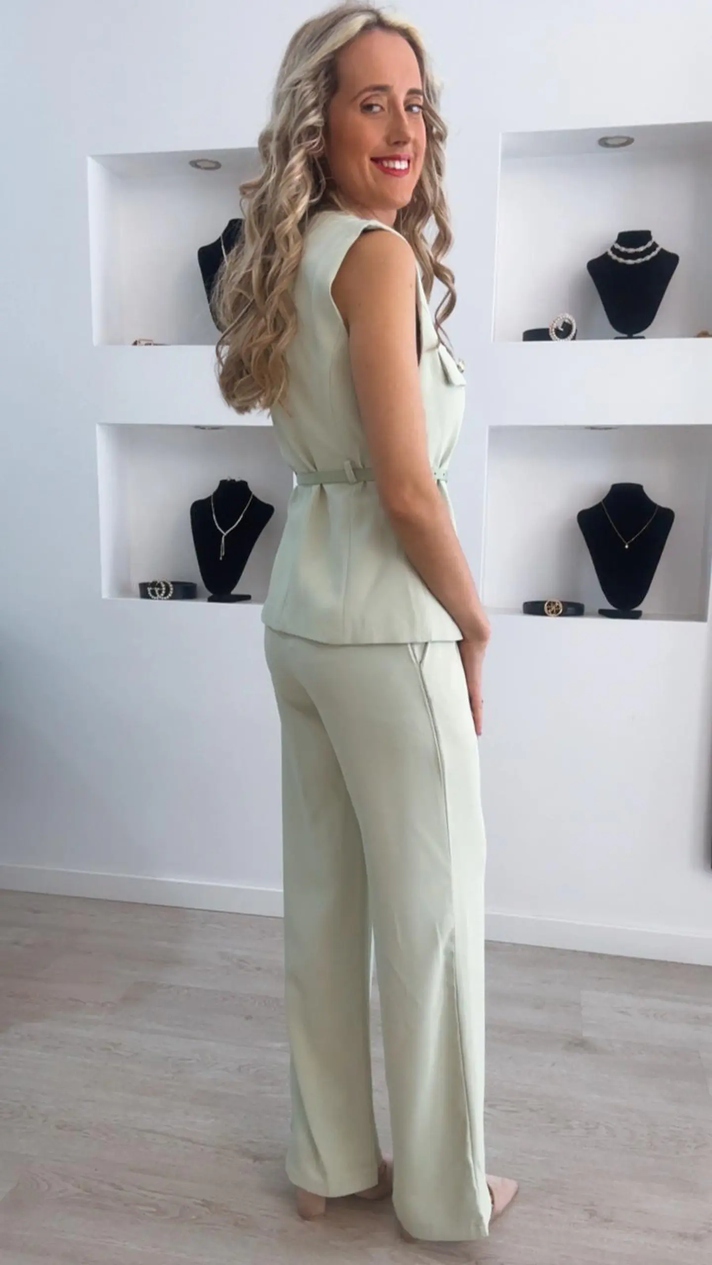 Fato de colete e calça com cinto e botões dourados 10