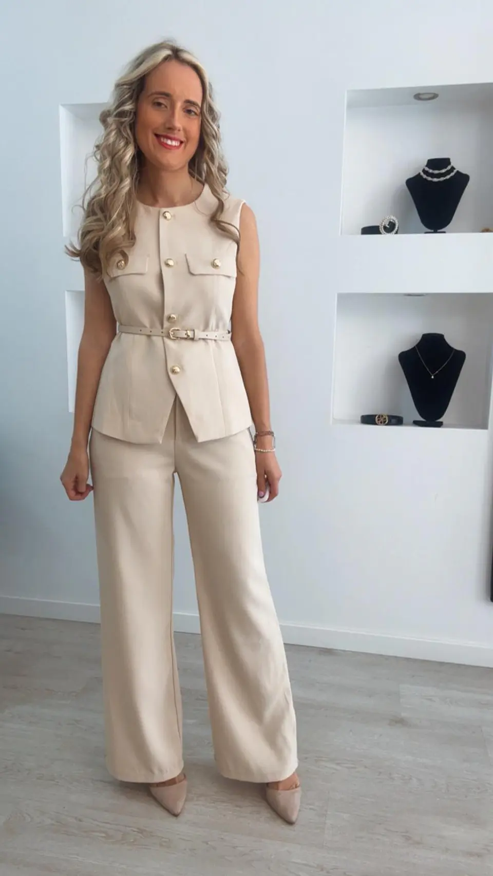 Fato de colete e calça com cinto e botões dourados 6