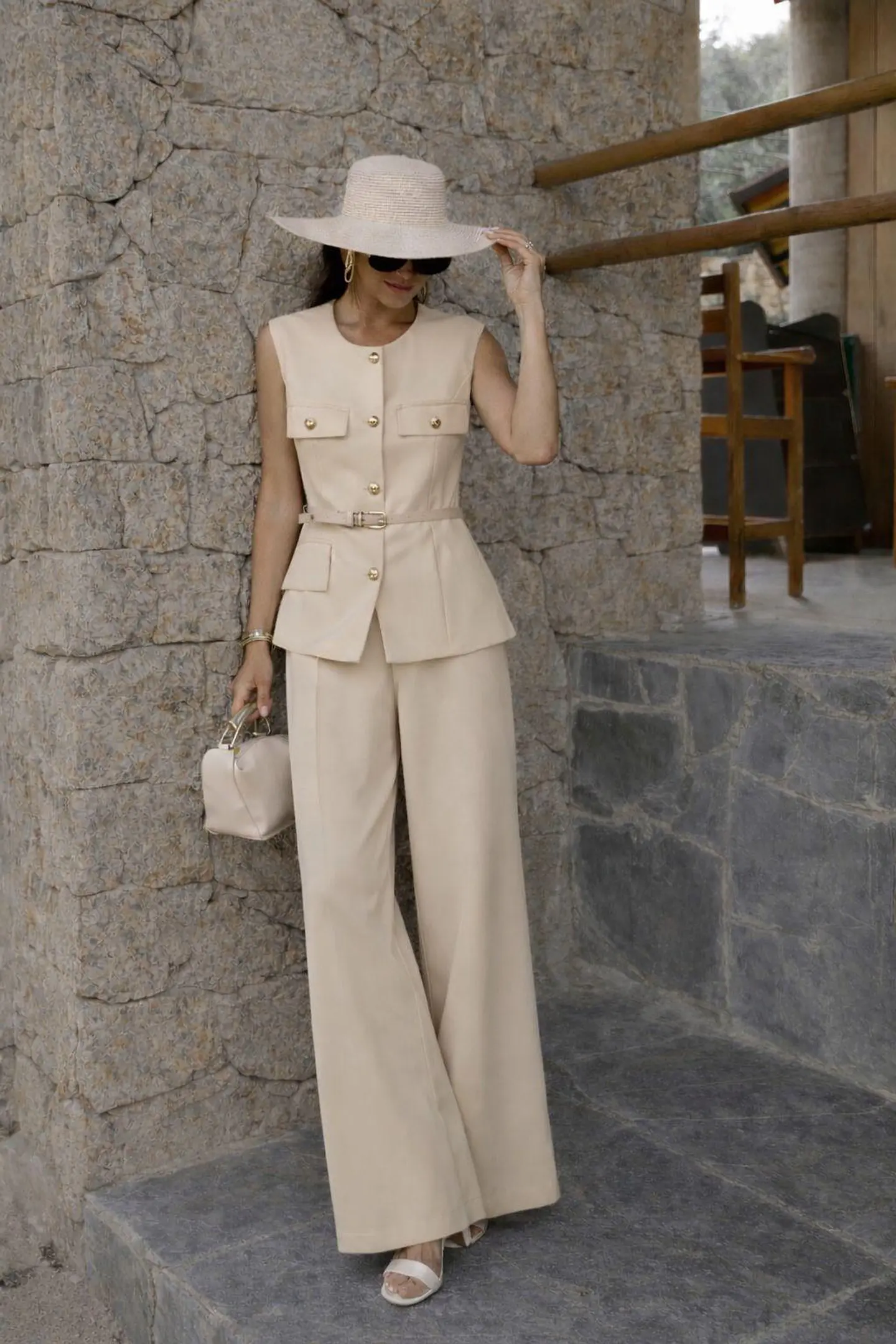 Fato de colete e calça com cinto e botões dourados 8