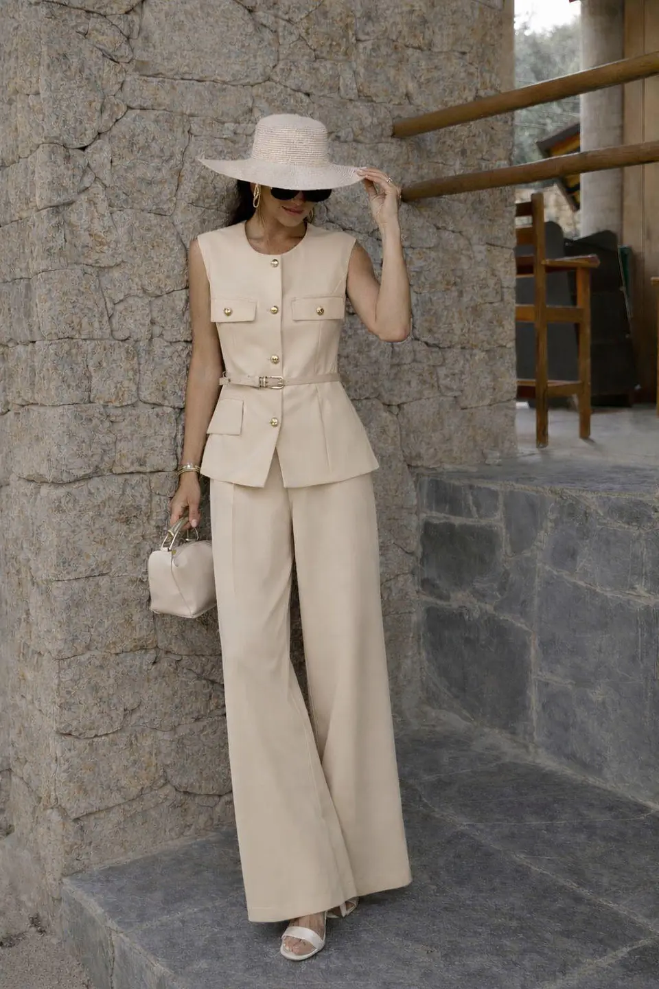 Fato de colete e calça com cinto e botões dourados 8