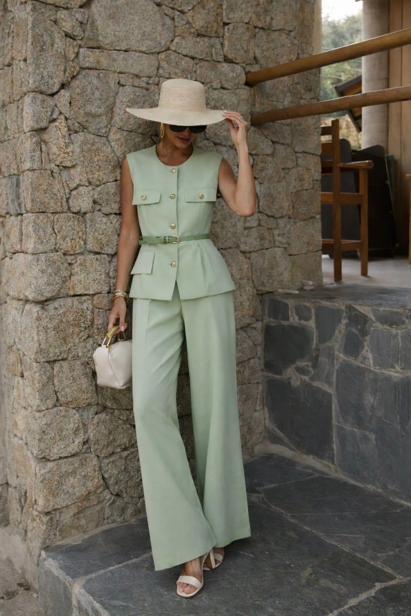 Fato de colete e calça com cinto e botões dourados 15