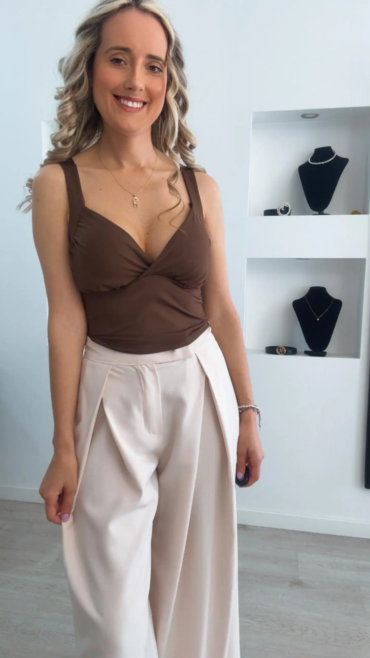 Calça larga com aberturas na frente - TU 12