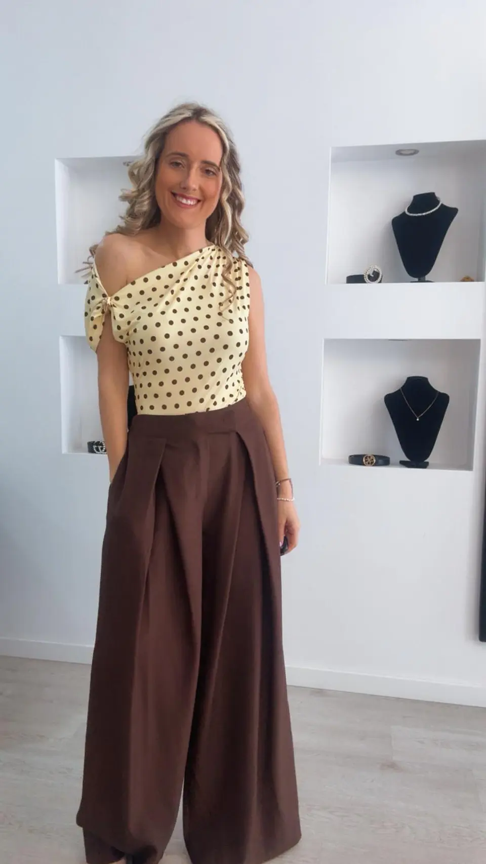 Calça larga com aberturas na frente - TU 9