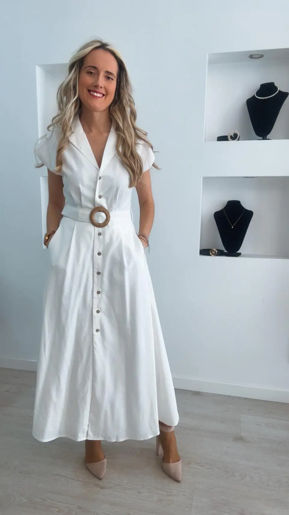 Vestido com detalhe de botões castanhos e cinto 4