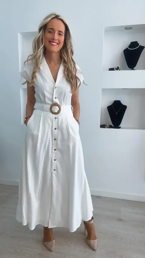 Vestido com detalhe de botões castanhos e cinto