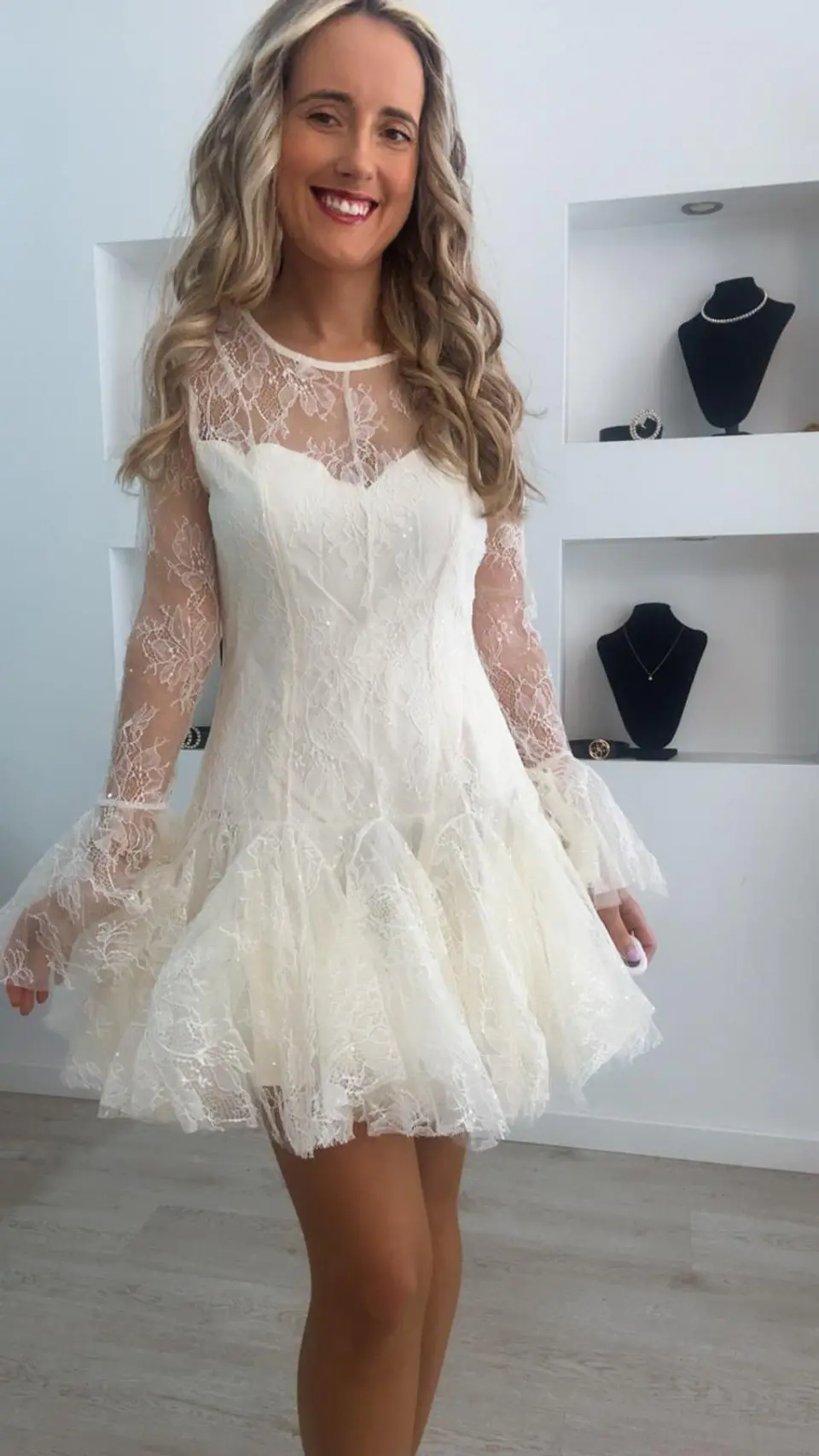 Vestido de renda de manga transparente 2