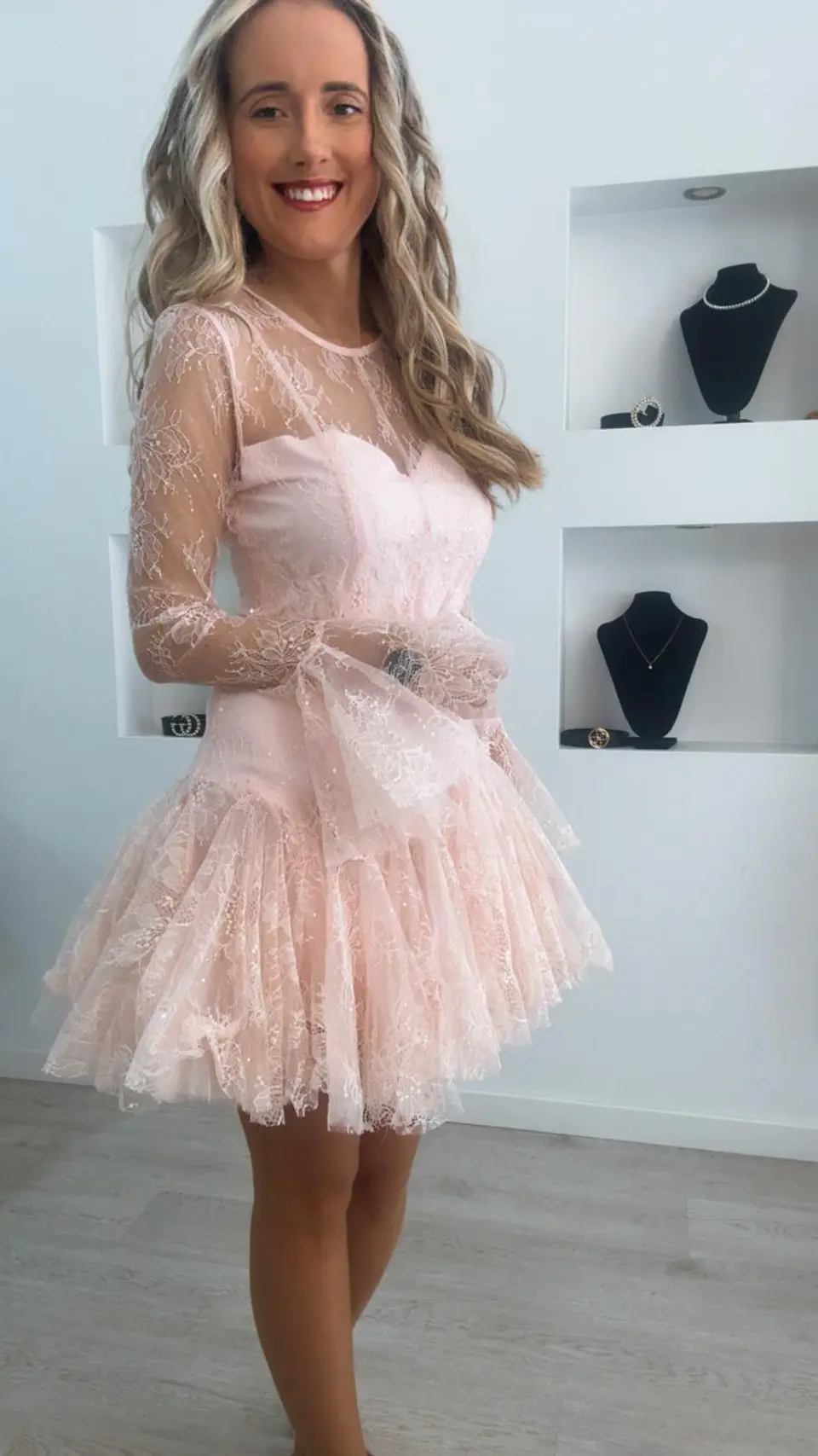 Vestido de renda de manga transparente 12