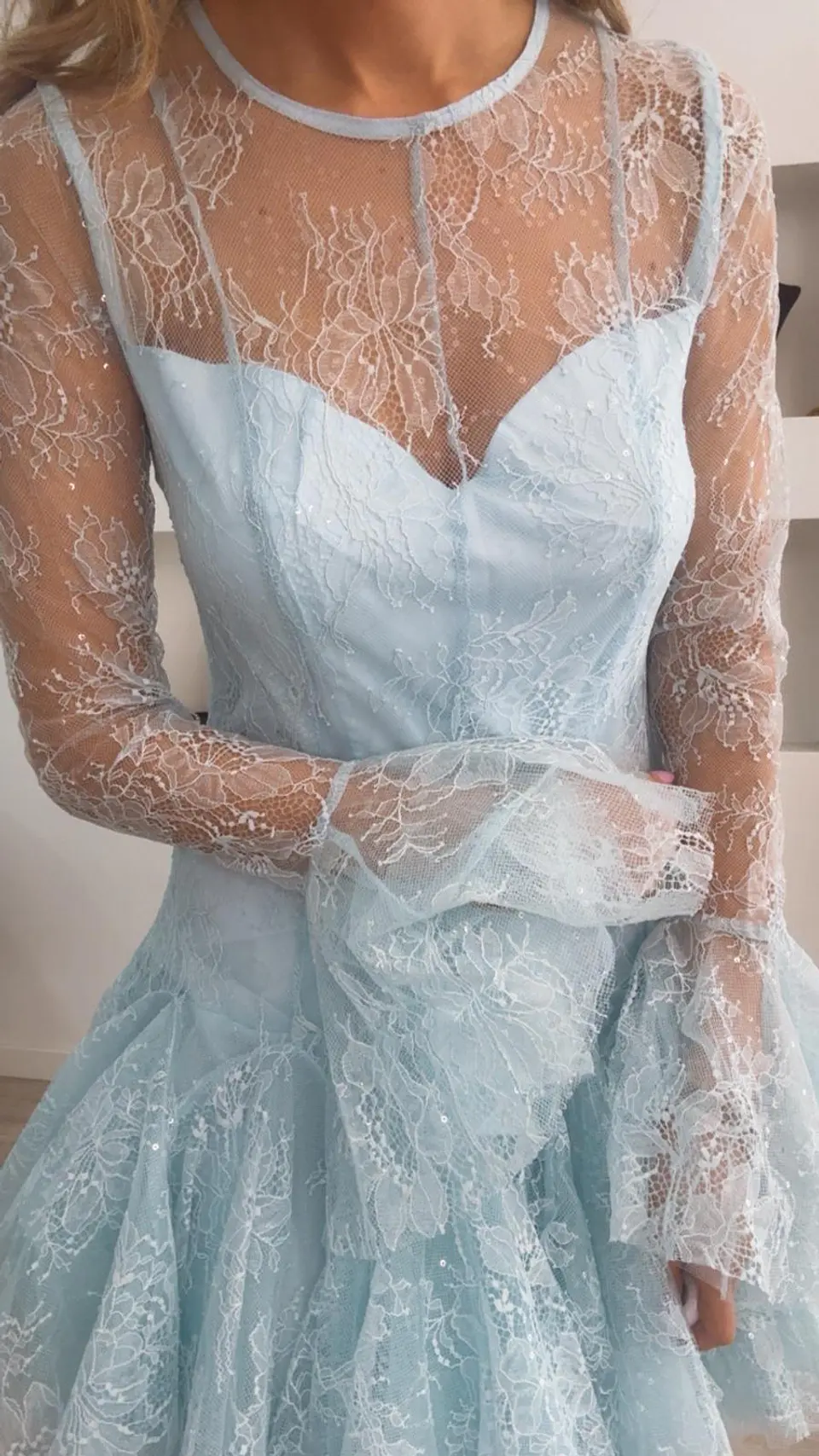 Vestido de renda de manga transparente 9