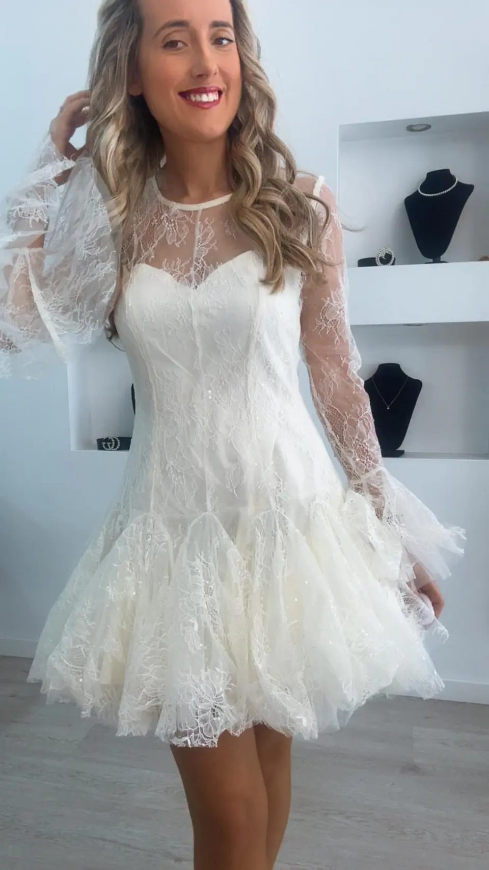 Vestido de renda de manga transparente 4