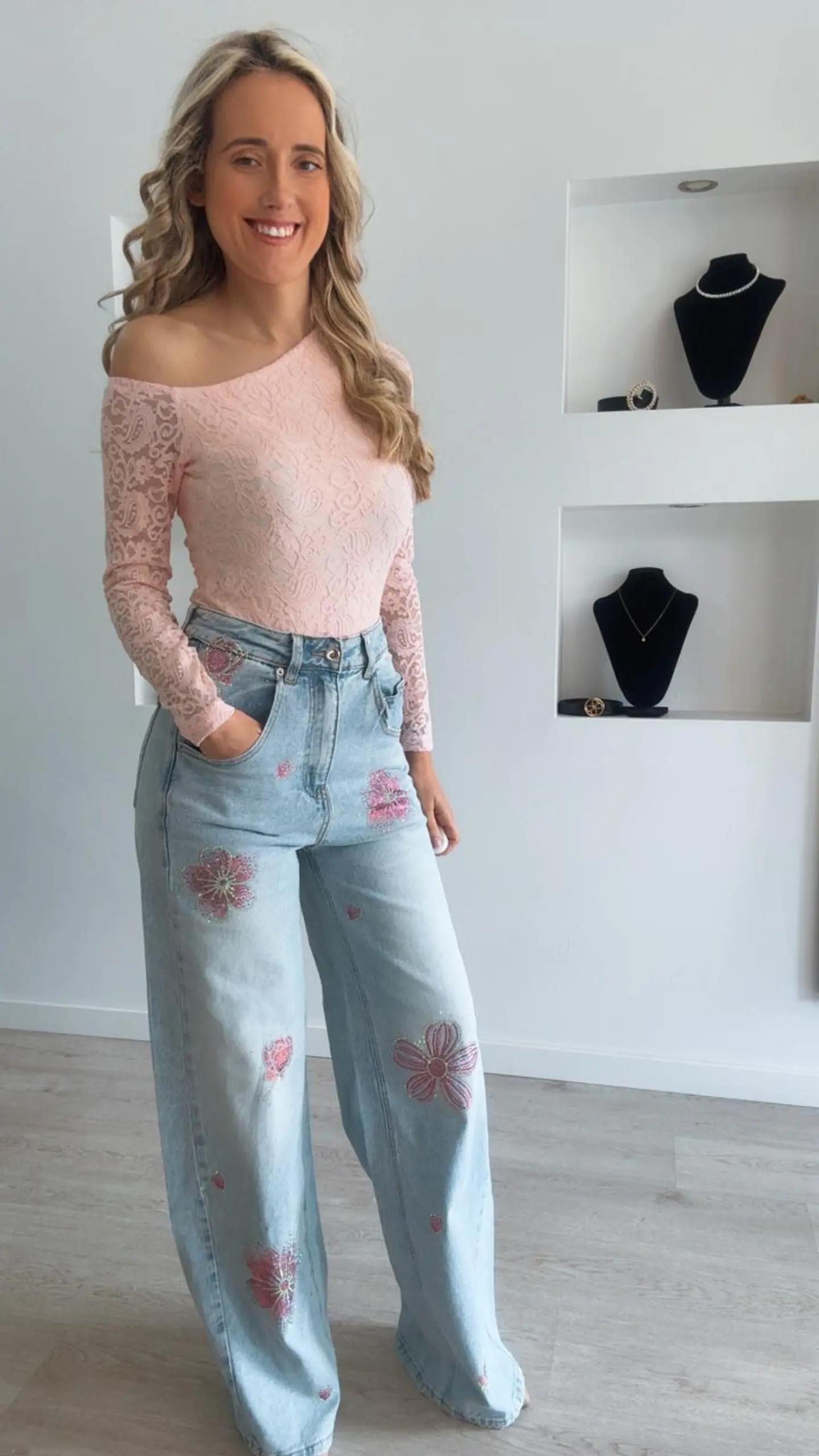 Calças de ganga com detalhes de flores rosa em brilhantes 5