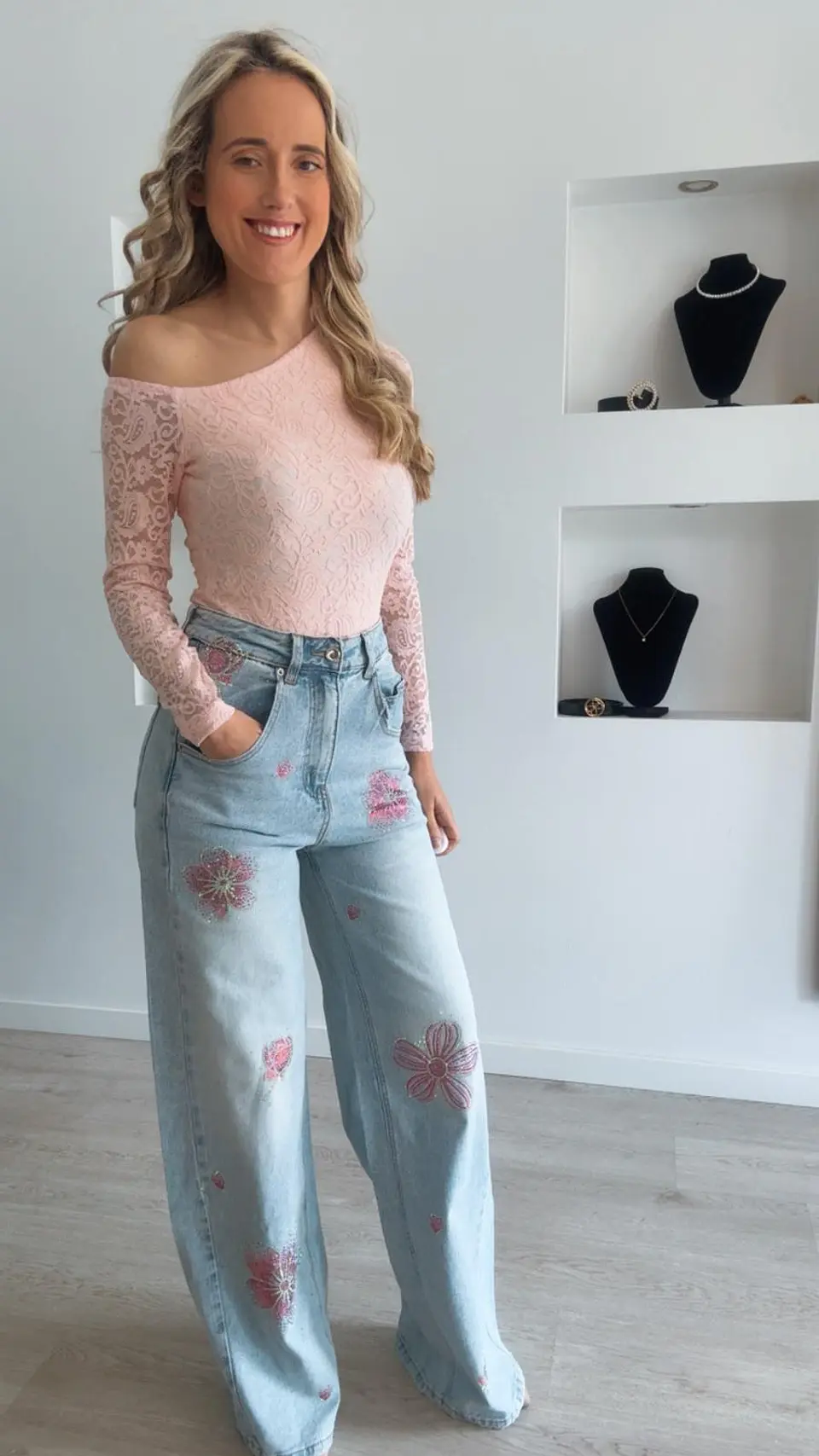 Calças de ganga com detalhes de flores rosa em brilhantes 5