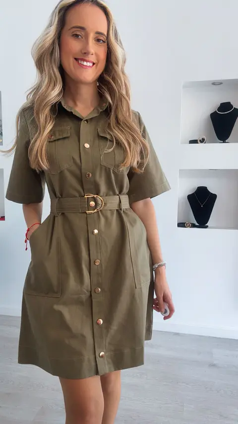 Vestido de manga curta com detalhe de cinto e botões
