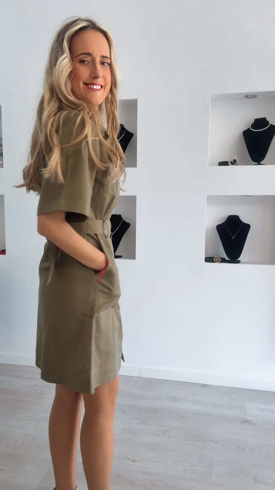 Vestido de manga curta com detalhe de cinto e botões 3