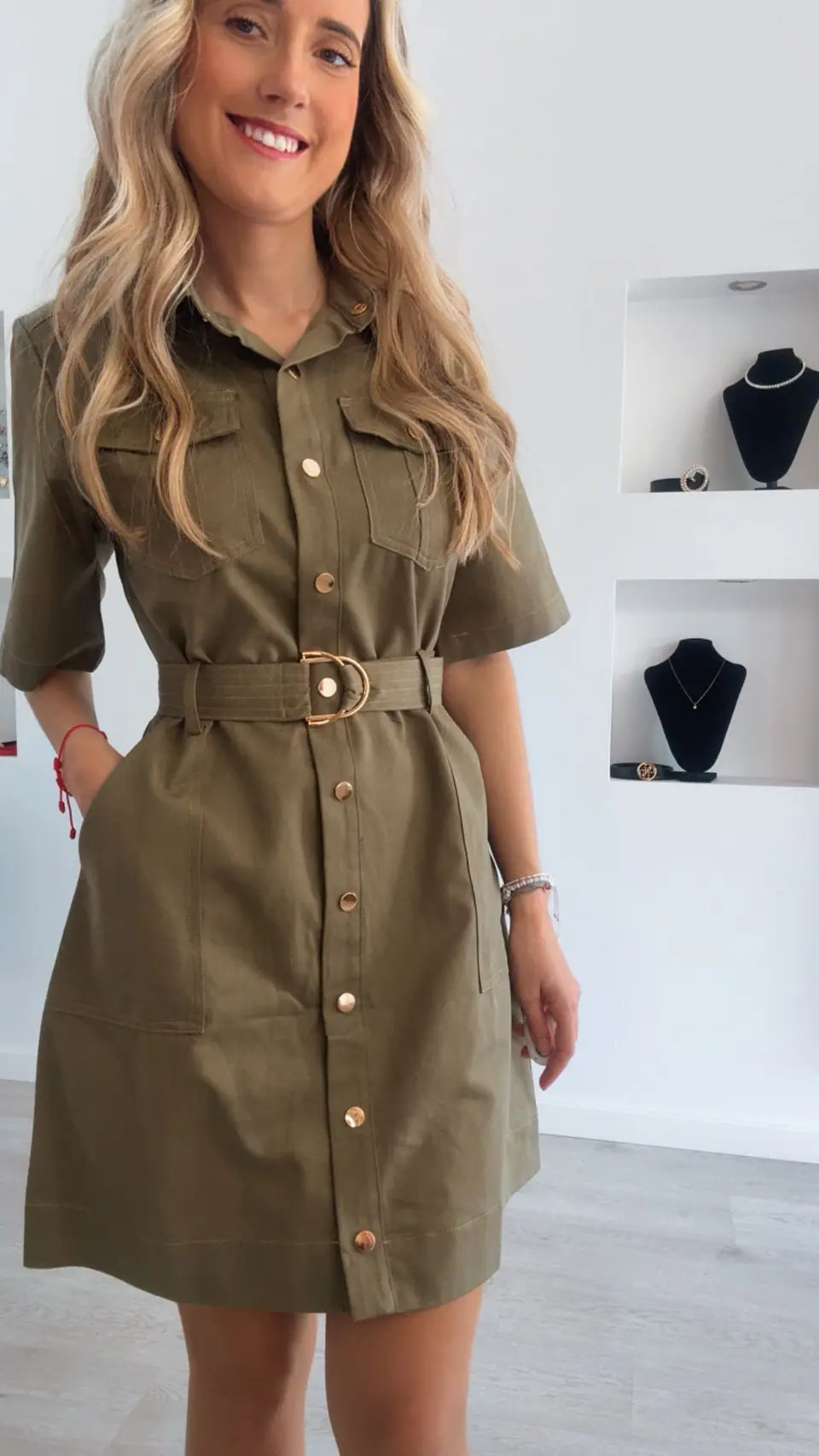 Vestido de manga curta com detalhe de cinto e botões 4