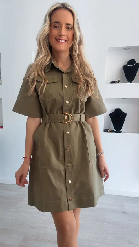 Vestido de manga curta com detalhe de cinto e botões