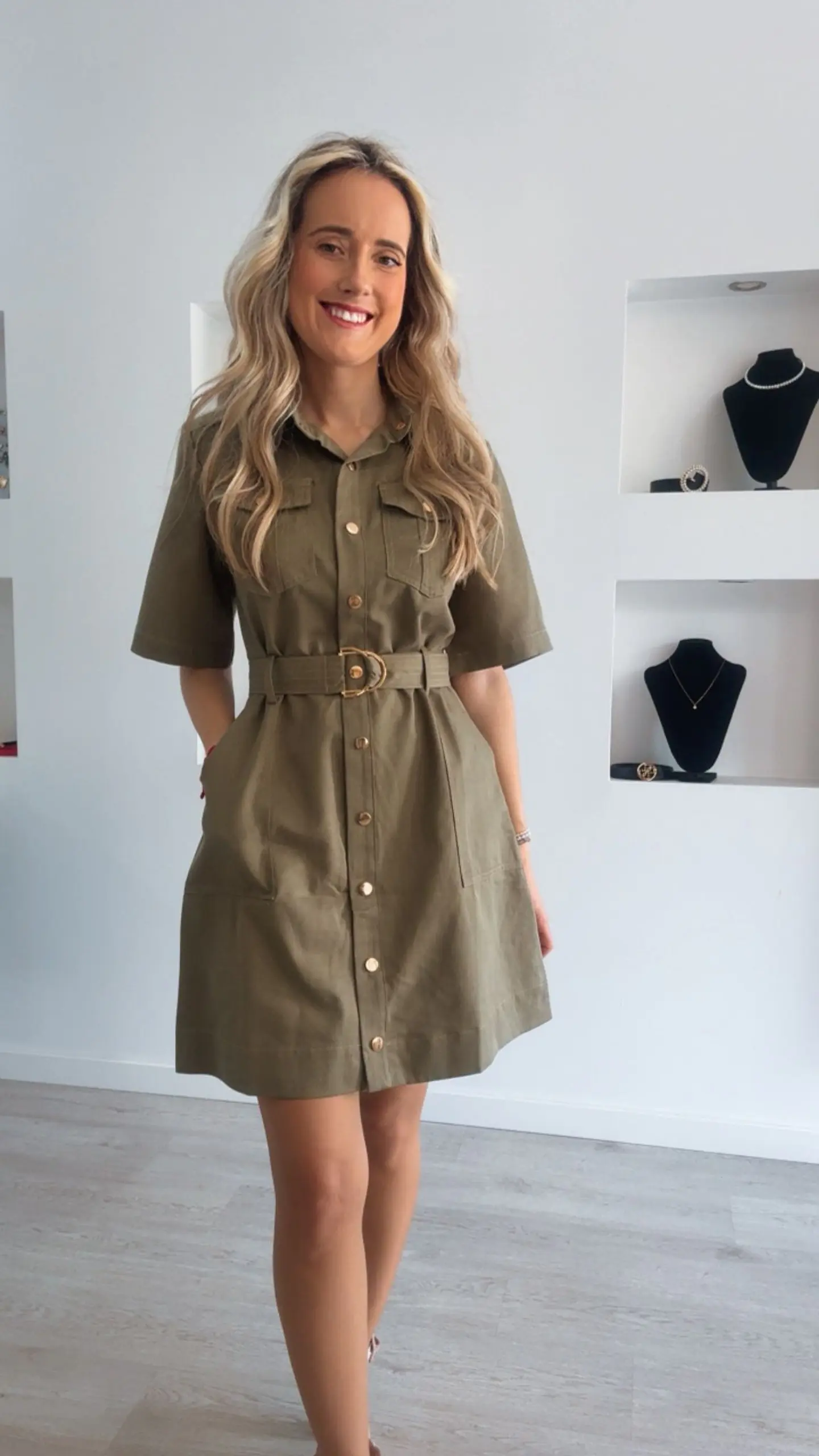 Vestido de manga curta com detalhe de cinto e botões 6