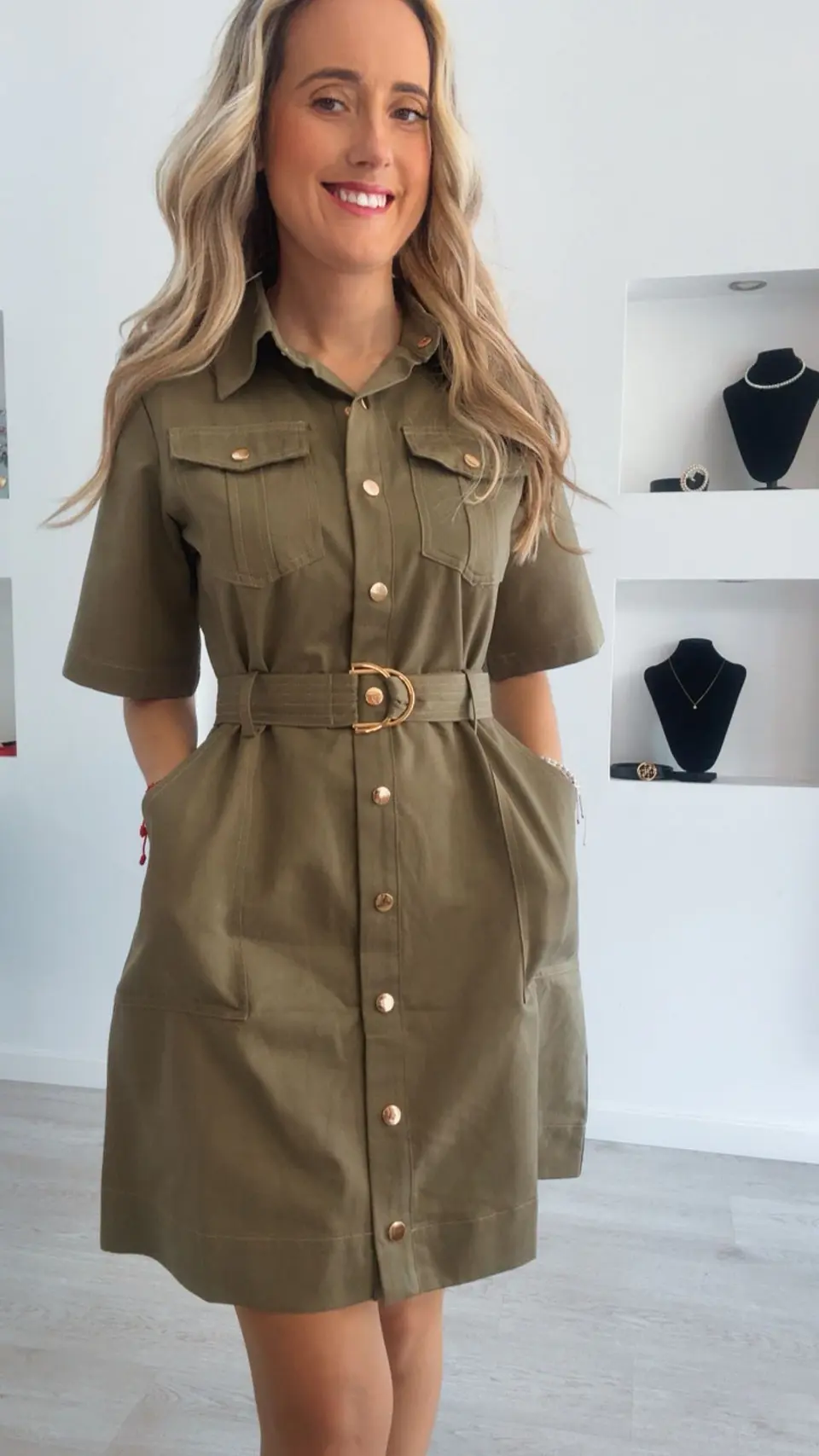 Vestido de manga curta com detalhe de cinto e botões 7