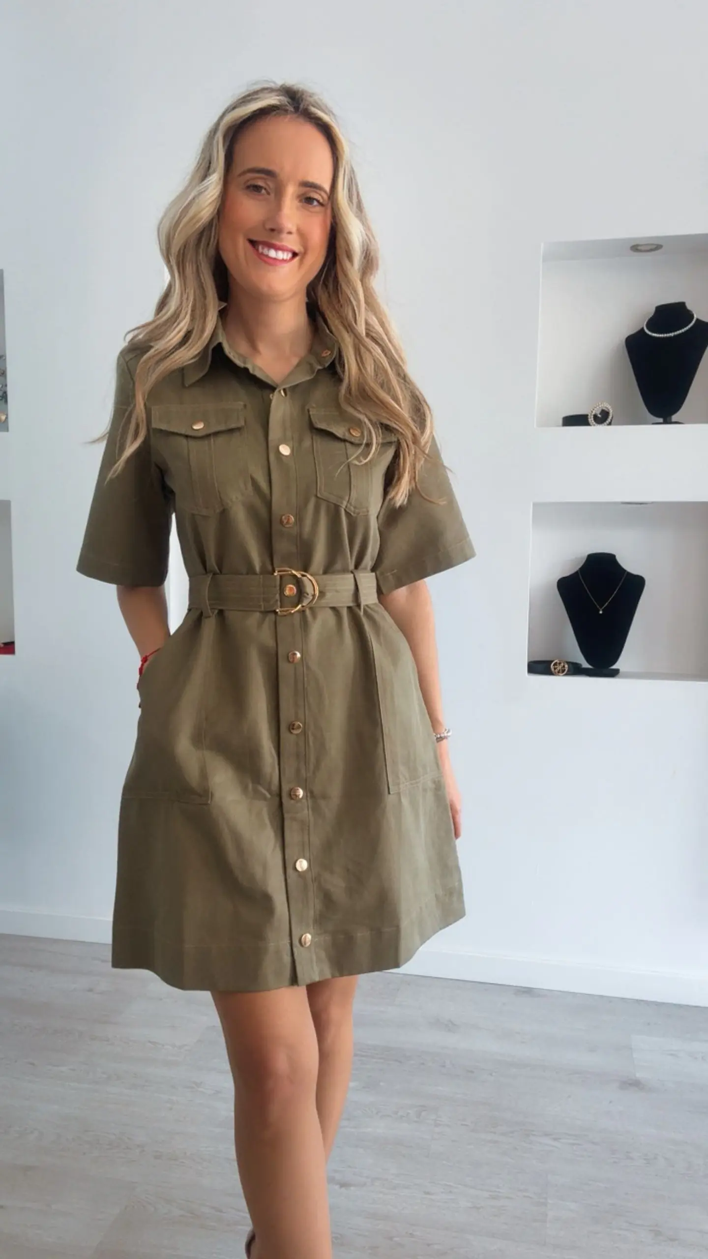 Vestido de manga curta com detalhe de cinto e botões 8