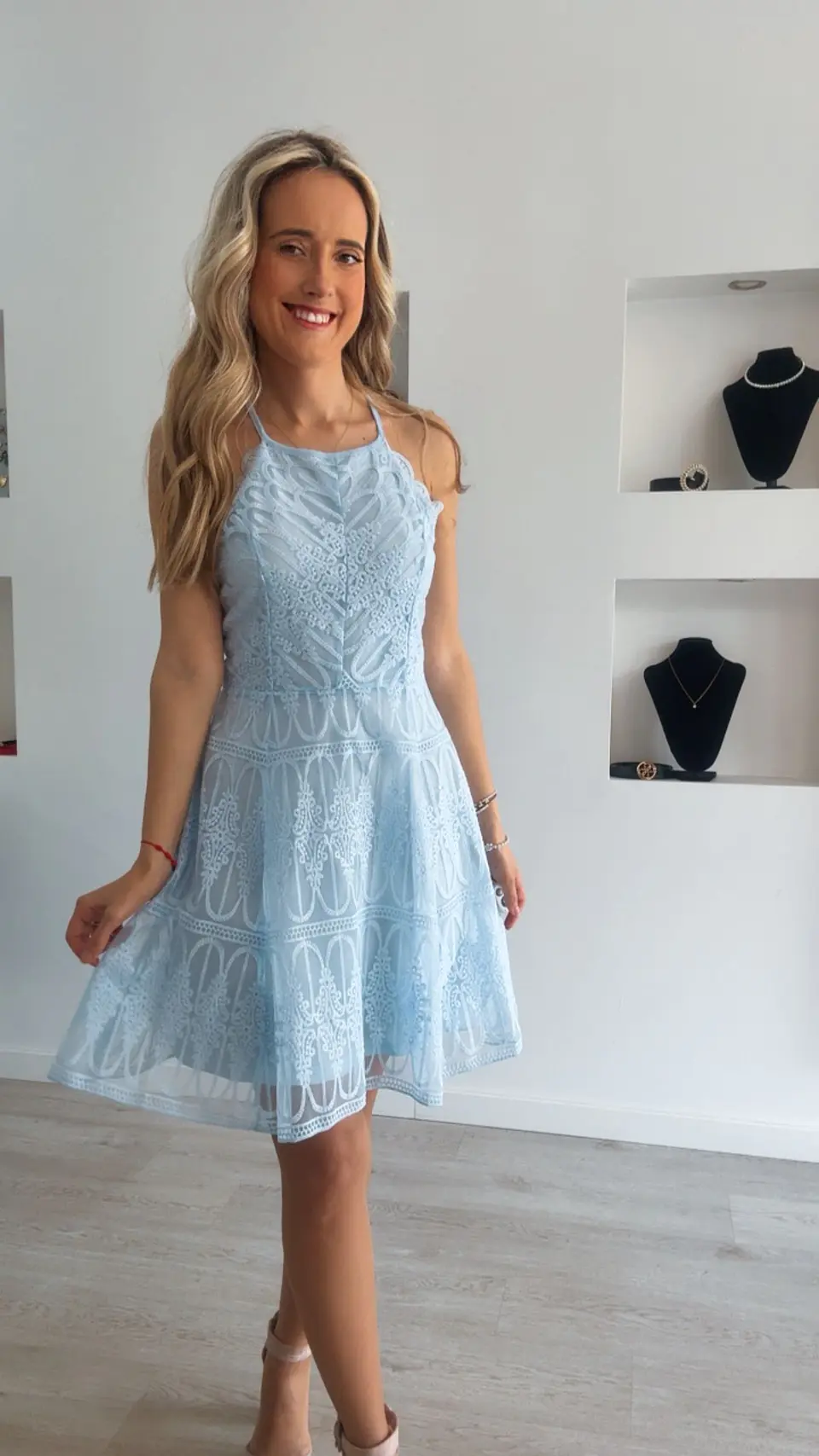 Vestido curto rodado cruzado nas costas  7