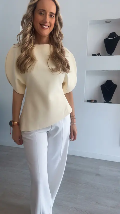 Blusa com aberturas na manga