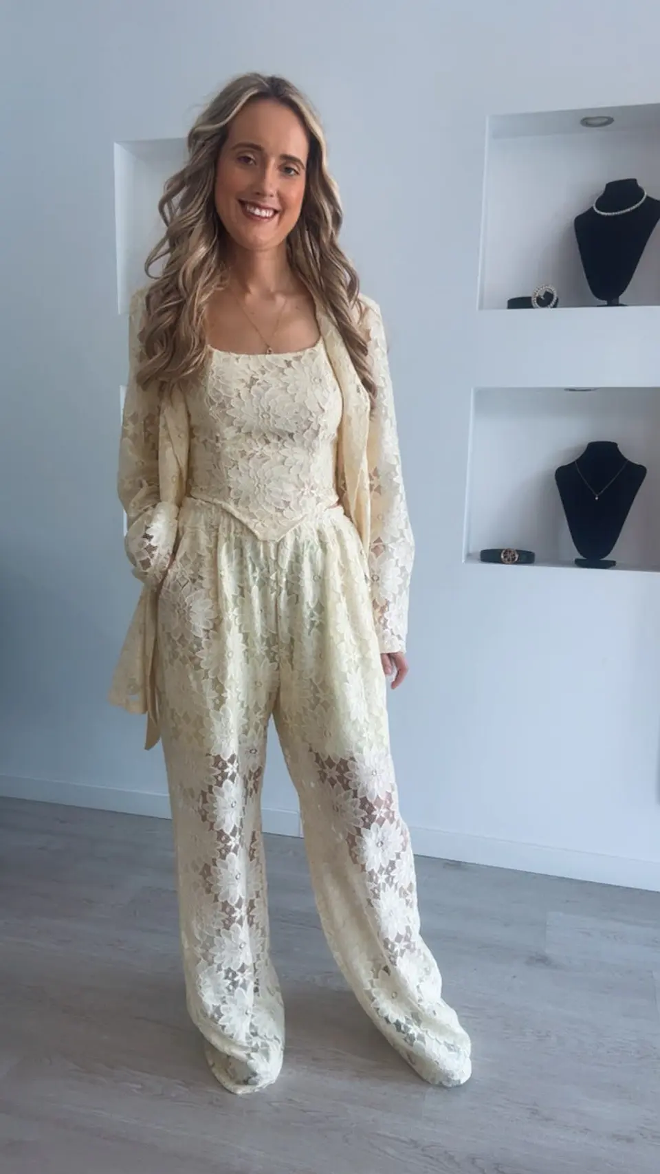 Conjunto de top, blazer e calça em renda - TU 4