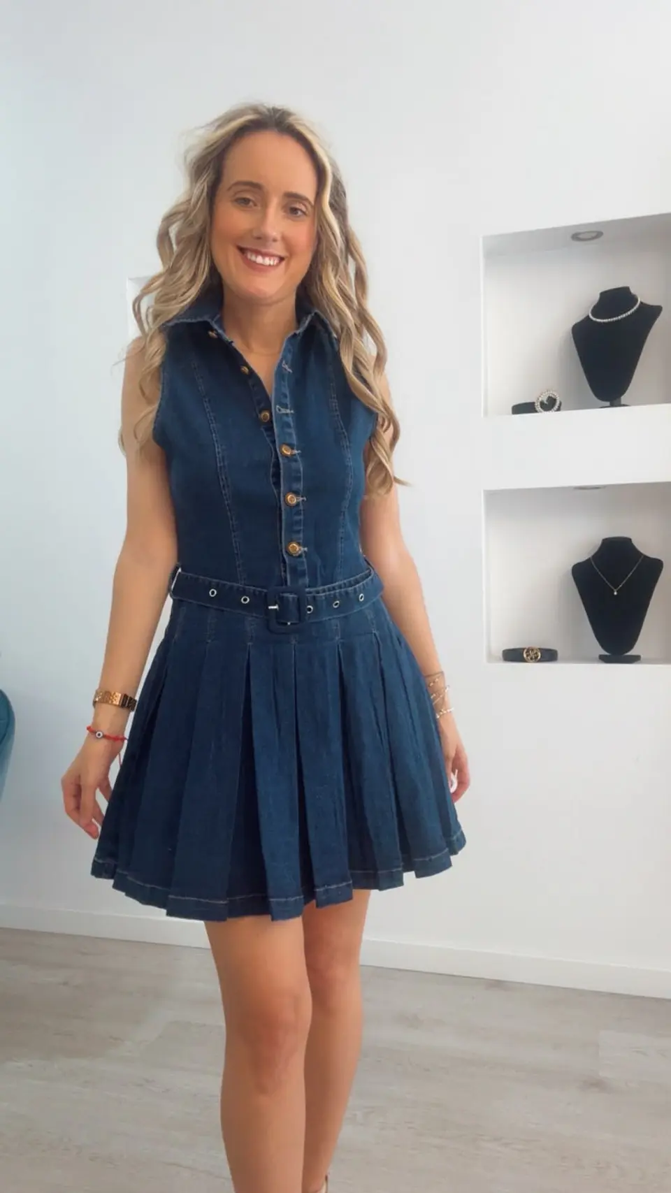 Vestido de ganga com pregas e cinto 1